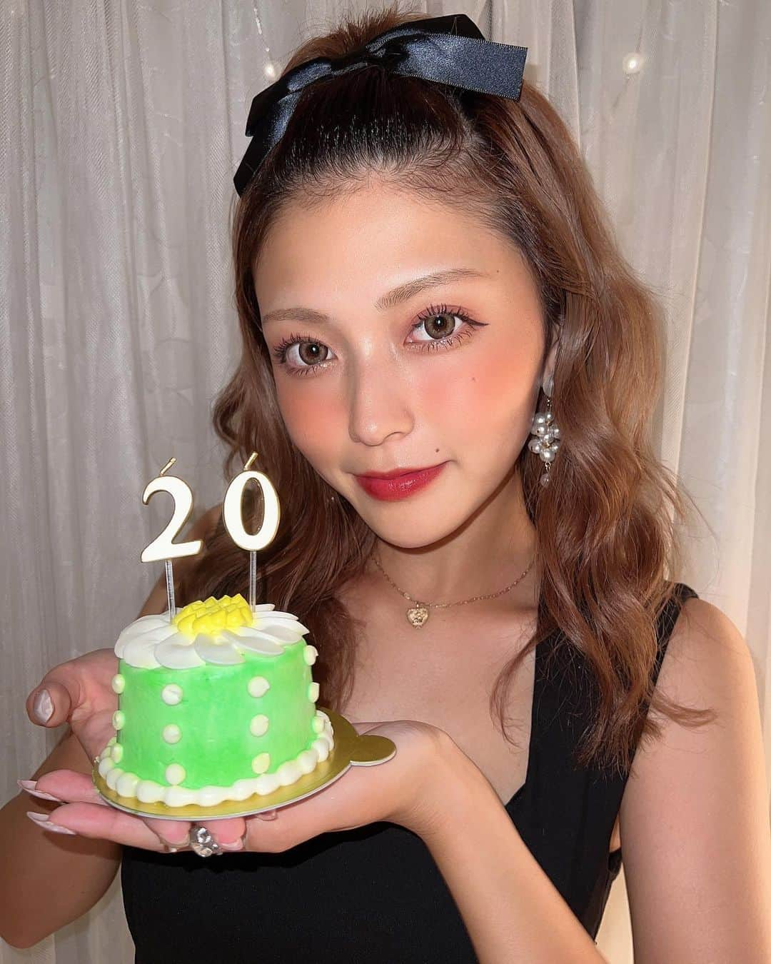 櫻井音乃さんのインスタグラム写真 - (櫻井音乃Instagram)「こんばんわ〜🌝 ・ 8月17日20歳になりました！ お誕生日を迎えられました💕 ・ 小学校からの夢！ここまで来れたのは、家族の支えあってです。 ずっと夢を応援してきてくれて、だんだん夢に近づいてきています。20歳。成人したからママとパパの手から離れて大人になるということ。まだまだ子供だし、これからも頼ることたくさんあると思うけど、ここまで育ててくれてありがとう。そして、沢山の方に出会えました。これからまだまだたくさん出会いはあると思うけど、ホリプロに所属してたくさんの方に支えられています。これからも、櫻井音乃をよろしくお願いします。 ・ そしてファンの皆さん。前から知ってくれてる人も最近知ってくれたファンの方も、沢山の応援が支えになっています。ありがとございます！20歳になった音も、これからも全力で応援してください！！ メッセージもありがとう🥰 ・ #櫻井音乃」8月17日 20時07分 - o_to.08