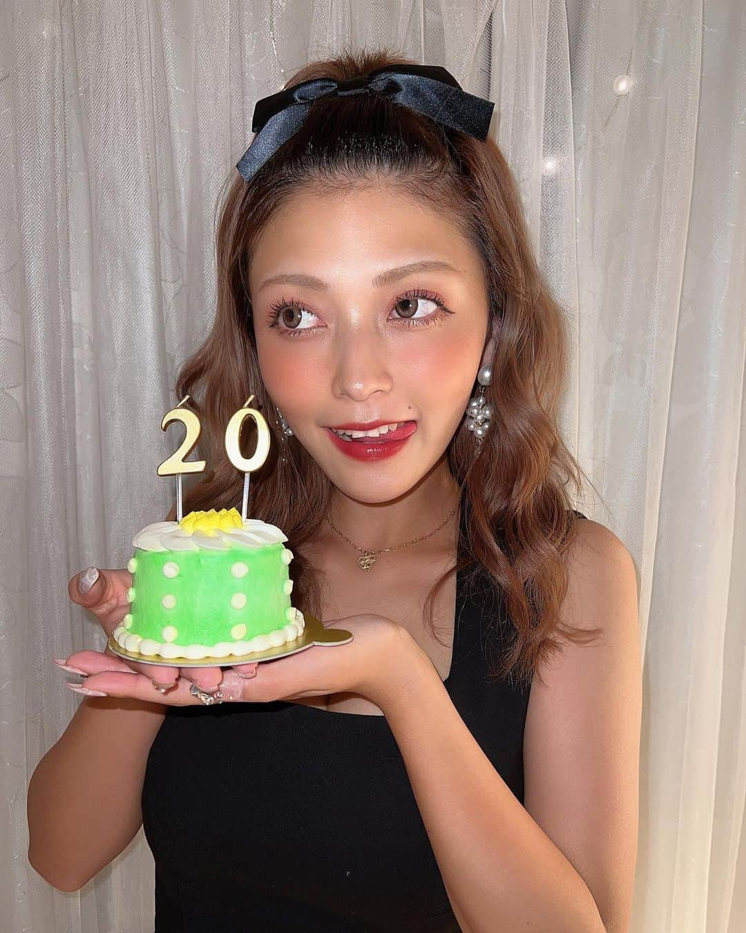 櫻井音乃さんのインスタグラム写真 - (櫻井音乃Instagram)「こんばんわ〜🌝 ・ 8月17日20歳になりました！ お誕生日を迎えられました💕 ・ 小学校からの夢！ここまで来れたのは、家族の支えあってです。 ずっと夢を応援してきてくれて、だんだん夢に近づいてきています。20歳。成人したからママとパパの手から離れて大人になるということ。まだまだ子供だし、これからも頼ることたくさんあると思うけど、ここまで育ててくれてありがとう。そして、沢山の方に出会えました。これからまだまだたくさん出会いはあると思うけど、ホリプロに所属してたくさんの方に支えられています。これからも、櫻井音乃をよろしくお願いします。 ・ そしてファンの皆さん。前から知ってくれてる人も最近知ってくれたファンの方も、沢山の応援が支えになっています。ありがとございます！20歳になった音も、これからも全力で応援してください！！ メッセージもありがとう🥰 ・ #櫻井音乃」8月17日 20時07分 - o_to.08