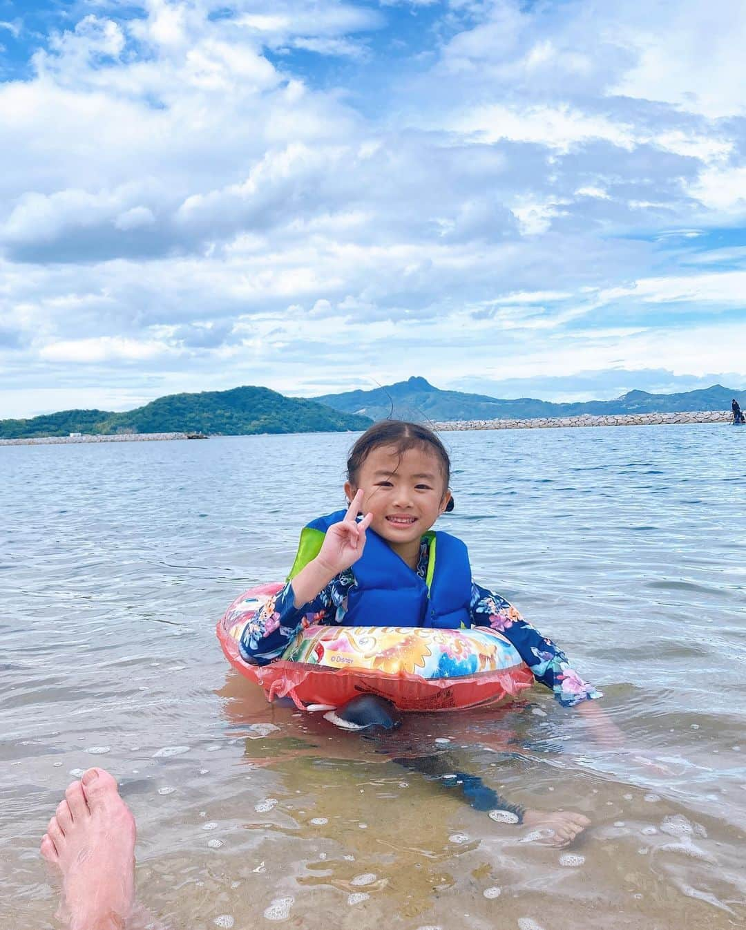 大西宏明さんのインスタグラム写真 - (大西宏明Instagram)「「夏の思い出」  毎年恒例の雅ジィジの別荘へ🏠🏖  ジャグジーにプールにプライベートビーチ⛱サップ🏄BBQ🍖 子供達からしたらホンマに楽園🤩 朝から夜中までテンションフルMAX⤴︎⤴︎⤴︎🤪  まだまだ帰りたくなかったみたいで帰り際には半べそ😭  今年も最高の夏休み🍉🍻過ごせました✨✨✨  #夏休み #家族でお出かけ  #2泊3日 #毎年恒例 #雅ジィジ #トミーズ雅 さん #別荘 #家族の時間  #ジャグジー #プール #ビーチ #bbq #サップ #ピザ窯 #うどん #最高の思い出  #シャツでか w #相席食堂 #お笑い #お笑い芸人  #漫才 #家族団欒 #お笑い好きな人と繋がりたい  #野球好きな人と繋がりたい  #焼肉好きな人と繋がりたい  #smile #ほなっ！！」8月17日 20時11分 - ohnishi_hiroaki_0428