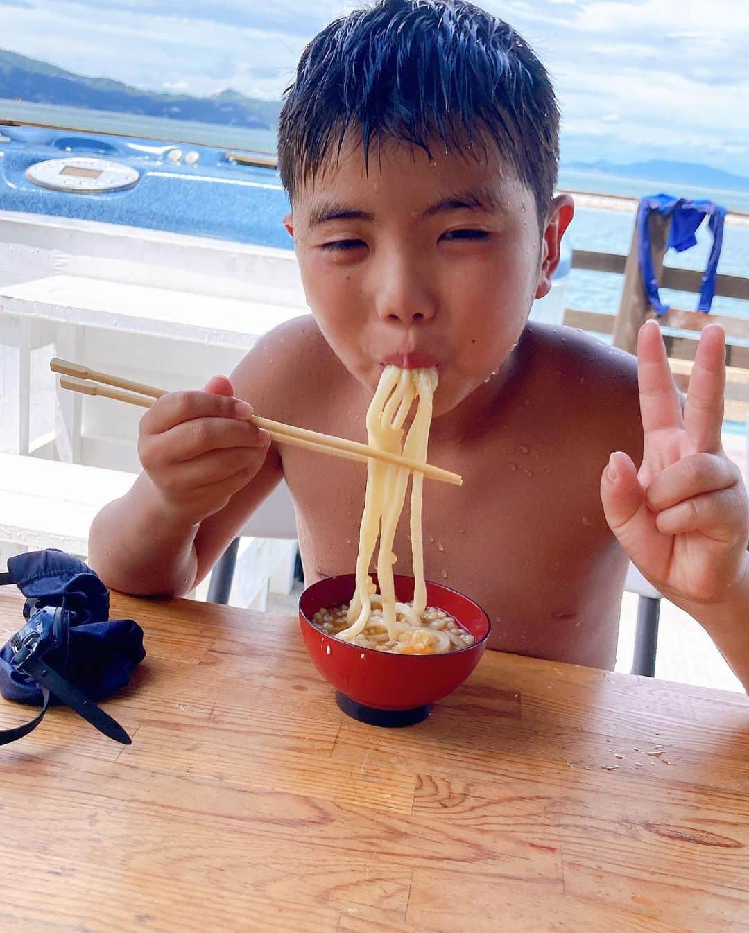 大西宏明さんのインスタグラム写真 - (大西宏明Instagram)「「夏の思い出」  毎年恒例の雅ジィジの別荘へ🏠🏖  ジャグジーにプールにプライベートビーチ⛱サップ🏄BBQ🍖 子供達からしたらホンマに楽園🤩 朝から夜中までテンションフルMAX⤴︎⤴︎⤴︎🤪  まだまだ帰りたくなかったみたいで帰り際には半べそ😭  今年も最高の夏休み🍉🍻過ごせました✨✨✨  #夏休み #家族でお出かけ  #2泊3日 #毎年恒例 #雅ジィジ #トミーズ雅 さん #別荘 #家族の時間  #ジャグジー #プール #ビーチ #bbq #サップ #ピザ窯 #うどん #最高の思い出  #シャツでか w #相席食堂 #お笑い #お笑い芸人  #漫才 #家族団欒 #お笑い好きな人と繋がりたい  #野球好きな人と繋がりたい  #焼肉好きな人と繋がりたい  #smile #ほなっ！！」8月17日 20時11分 - ohnishi_hiroaki_0428