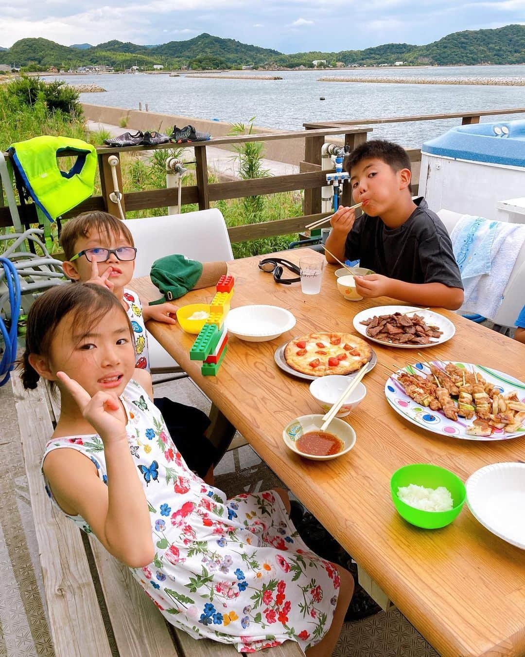 大西宏明さんのインスタグラム写真 - (大西宏明Instagram)「「夏の思い出」  毎年恒例の雅ジィジの別荘へ🏠🏖  ジャグジーにプールにプライベートビーチ⛱サップ🏄BBQ🍖 子供達からしたらホンマに楽園🤩 朝から夜中までテンションフルMAX⤴︎⤴︎⤴︎🤪  まだまだ帰りたくなかったみたいで帰り際には半べそ😭  今年も最高の夏休み🍉🍻過ごせました✨✨✨  #夏休み #家族でお出かけ  #2泊3日 #毎年恒例 #雅ジィジ #トミーズ雅 さん #別荘 #家族の時間  #ジャグジー #プール #ビーチ #bbq #サップ #ピザ窯 #うどん #最高の思い出  #シャツでか w #相席食堂 #お笑い #お笑い芸人  #漫才 #家族団欒 #お笑い好きな人と繋がりたい  #野球好きな人と繋がりたい  #焼肉好きな人と繋がりたい  #smile #ほなっ！！」8月17日 20時11分 - ohnishi_hiroaki_0428