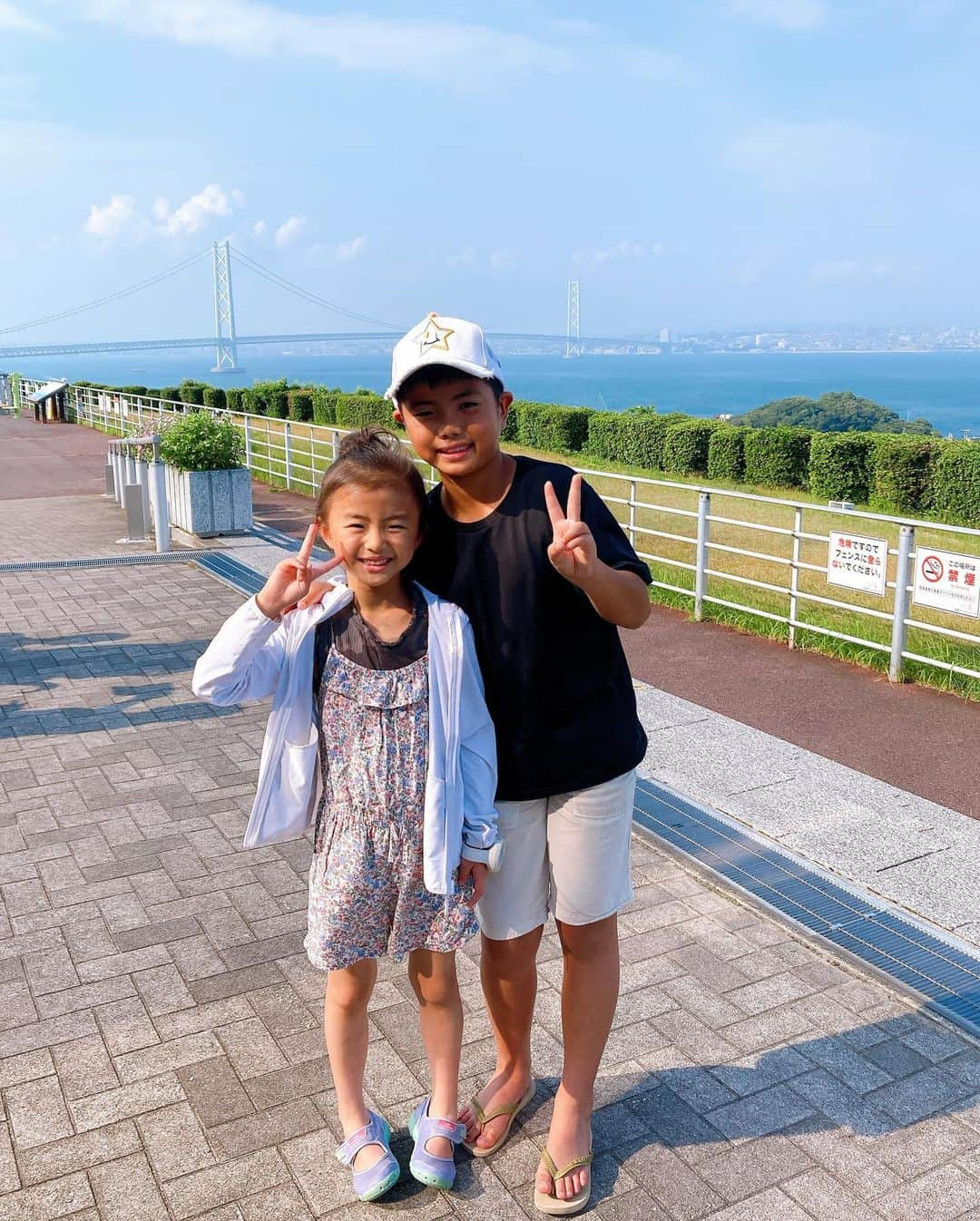 大西宏明さんのインスタグラム写真 - (大西宏明Instagram)「「夏の思い出」  毎年恒例の雅ジィジの別荘へ🏠🏖  ジャグジーにプールにプライベートビーチ⛱サップ🏄BBQ🍖 子供達からしたらホンマに楽園🤩 朝から夜中までテンションフルMAX⤴︎⤴︎⤴︎🤪  まだまだ帰りたくなかったみたいで帰り際には半べそ😭  今年も最高の夏休み🍉🍻過ごせました✨✨✨  #夏休み #家族でお出かけ  #2泊3日 #毎年恒例 #雅ジィジ #トミーズ雅 さん #別荘 #家族の時間  #ジャグジー #プール #ビーチ #bbq #サップ #ピザ窯 #うどん #最高の思い出  #シャツでか w #相席食堂 #お笑い #お笑い芸人  #漫才 #家族団欒 #お笑い好きな人と繋がりたい  #野球好きな人と繋がりたい  #焼肉好きな人と繋がりたい  #smile #ほなっ！！」8月17日 20時11分 - ohnishi_hiroaki_0428