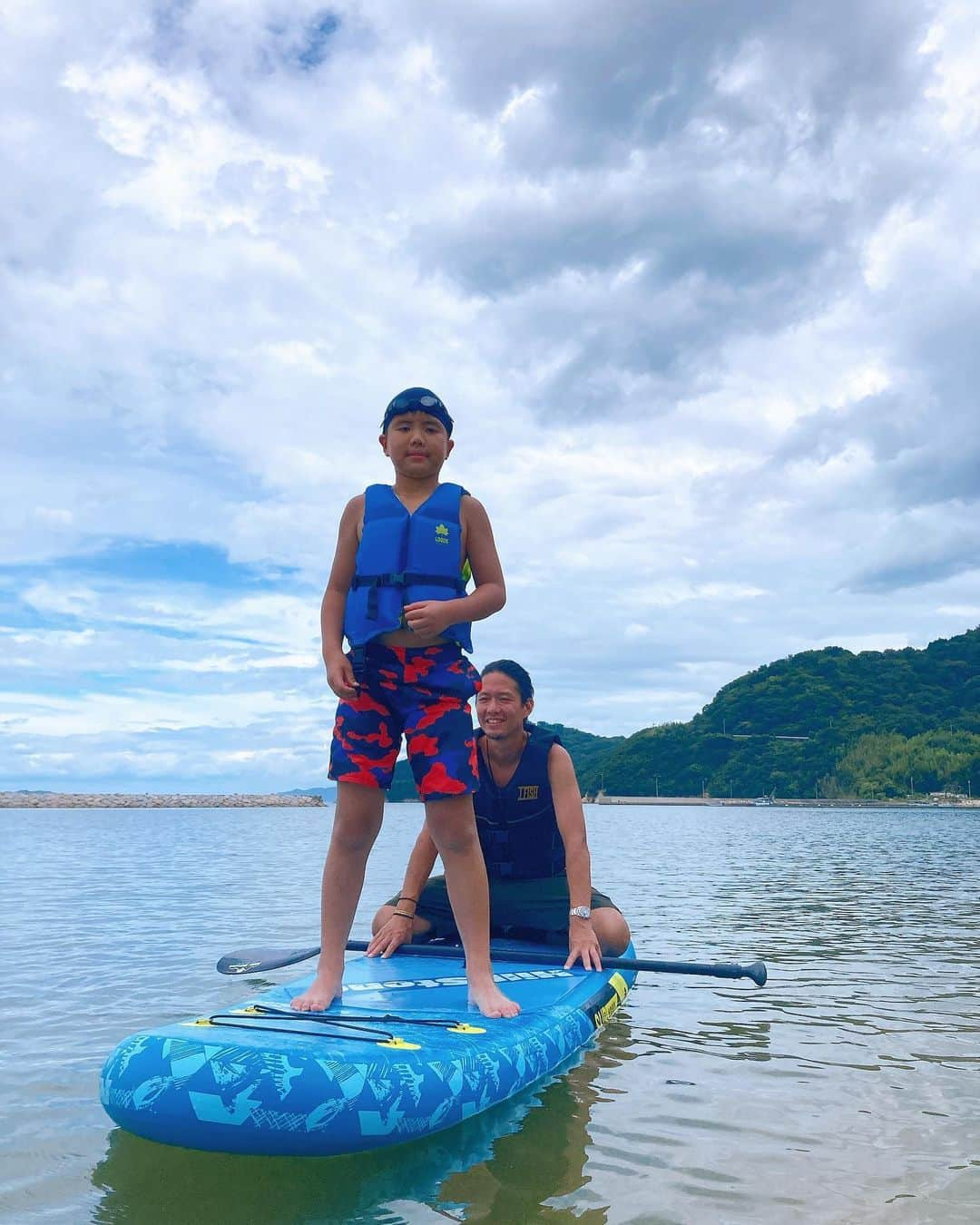 大西宏明さんのインスタグラム写真 - (大西宏明Instagram)「「夏の思い出」  毎年恒例の雅ジィジの別荘へ🏠🏖  ジャグジーにプールにプライベートビーチ⛱サップ🏄BBQ🍖 子供達からしたらホンマに楽園🤩 朝から夜中までテンションフルMAX⤴︎⤴︎⤴︎🤪  まだまだ帰りたくなかったみたいで帰り際には半べそ😭  今年も最高の夏休み🍉🍻過ごせました✨✨✨  #夏休み #家族でお出かけ  #2泊3日 #毎年恒例 #雅ジィジ #トミーズ雅 さん #別荘 #家族の時間  #ジャグジー #プール #ビーチ #bbq #サップ #ピザ窯 #うどん #最高の思い出  #シャツでか w #相席食堂 #お笑い #お笑い芸人  #漫才 #家族団欒 #お笑い好きな人と繋がりたい  #野球好きな人と繋がりたい  #焼肉好きな人と繋がりたい  #smile #ほなっ！！」8月17日 20時11分 - ohnishi_hiroaki_0428