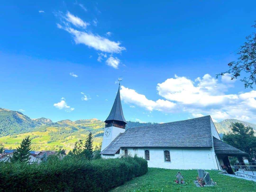中谷美紀さんのインスタグラム写真 - (中谷美紀Instagram)「皆様、いつも示唆に富んだお言葉をいただき、本当にありがとうございます。  さて、昨晩はスイスのグシュタードという町の、板葺き屋根が美しいプロテスタント教会にて、Philharmonixのコンサートが開催されました。  大きなコンサートホールや、野外コンサートとは趣きが異なり、小さいながら心地よい反響の中で奏でられる音楽は、 親密な空気で満たされ、笑いあり、静謐な静寂ありの、素晴らしいひとときをもたらしてくれました。  街並み協定により、木造の家屋が大切に守られ、私たちが想像するスイスの景色が保たれていることに、度々感嘆の溜息が漏れました。  長期的な目線で都市計画をしつつ、経済活動と両立させることのできる美意識の高い首長が選手され、それに賛同する市民が存在することが羨ましく思えました。  一场爱乐音乐会在瑞士格施塔德的一座小教堂举行。  Wie schön es war, in kleiner Kirche in Gataad ein spannendes Konzert zu hören.  #スイス #グシュタード #グシュタードメニューイン音楽祭 #ツヴァイジンメン #プロテスタント教会 #板葺 #フレスコ #フィルハーモニクス  #チャペルコンサート #ディオール #ディオールジュエリー #ローズデヴァン  #車旅 #海外暮らし #田舎暮らし #中谷美紀 #switzerland  #swiss #swissalps  #gstaad #gstaadmenuhinfestival  #evangelischreformiertekirche  #evangelicalreformedchurch  #philharmonix #cartrip #dior #diorjoaillerie  #diorjewelry  #countrylife #mikinakatani」8月17日 20時53分 - mikinakatanioffiziell