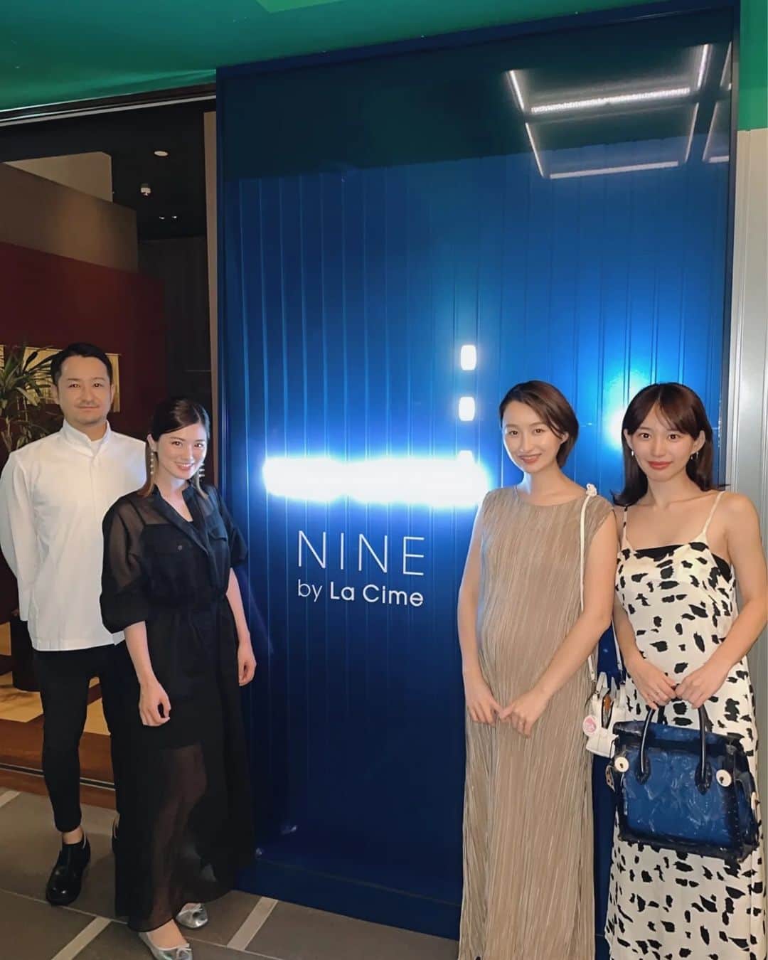 保坂玲奈さんのインスタグラム写真 - (保坂玲奈Instagram)「大手町 THE UPPER新生9階にオープンした @nine_by_lacime でディナー🤍  「THE World's 50 Best Restaurant 2022」41位に選出された大阪 「ラシーム」の高田裕介シェフ（@lacime_japan）と、トランジットの徳島亨（@tokushimatoru）シェフにより日本の食材が独創的かつ洗礼された料理となって楽しめます。  ラシームのスペシャリテのブーダンドッグは郡山の鯉を無駄なく使った東京版に。臭みもなくすごく美味しかった❕  香りがひとつのテーマで、墨にアロマを垂らし、 料理の香りと共に楽しむというのは初体験でした🤍  @transit_nakamuraのレストランは どこも海外のような空間ですき🥰   @theuppertokyo #ninebylacime#lacime #lacime #osaka#ナインバイラシーム #フレンチレストラン#丸の内テラス#大手町グルメ#ディナーデート#女子会ディナー」8月17日 21時02分 - __renao_0707