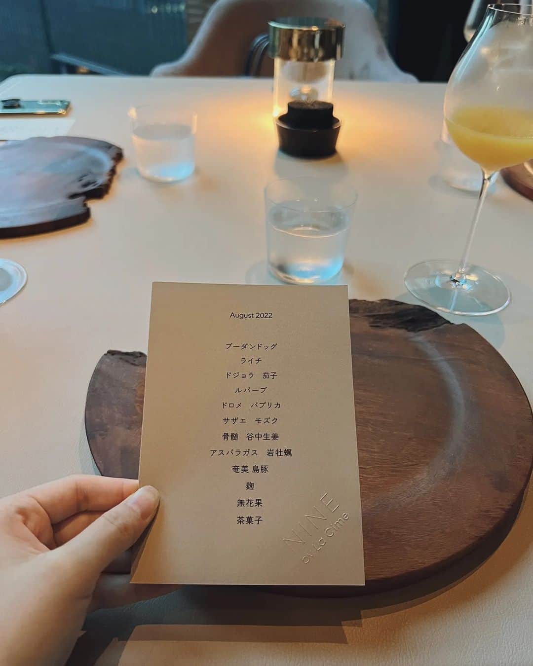 保坂玲奈さんのインスタグラム写真 - (保坂玲奈Instagram)「大手町 THE UPPER新生9階にオープンした @nine_by_lacime でディナー🤍  「THE World's 50 Best Restaurant 2022」41位に選出された大阪 「ラシーム」の高田裕介シェフ（@lacime_japan）と、トランジットの徳島亨（@tokushimatoru）シェフにより日本の食材が独創的かつ洗礼された料理となって楽しめます。  ラシームのスペシャリテのブーダンドッグは郡山の鯉を無駄なく使った東京版に。臭みもなくすごく美味しかった❕  香りがひとつのテーマで、墨にアロマを垂らし、 料理の香りと共に楽しむというのは初体験でした🤍  @transit_nakamuraのレストランは どこも海外のような空間ですき🥰   @theuppertokyo #ninebylacime#lacime #lacime #osaka#ナインバイラシーム #フレンチレストラン#丸の内テラス#大手町グルメ#ディナーデート#女子会ディナー」8月17日 21時02分 - __renao_0707