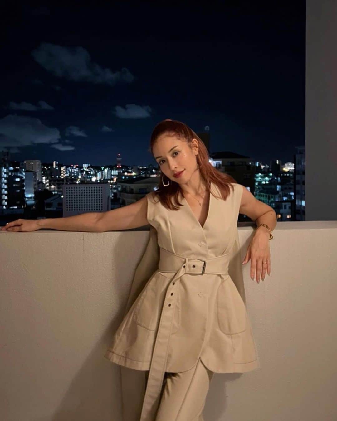 BENIさんのインスタグラム写真 - (BENIInstagram)「home sweet home!! 沖縄に帰って 近所の海にぽつりと立っていた透明ブースに入って、あの歌を熱唱したよ🌊 #モニタリング 観てね♡♡」8月17日 21時33分 - benibooo