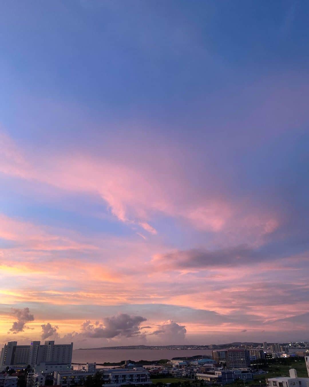 BENIさんのインスタグラム写真 - (BENIInstagram)「home sweet home!! 沖縄に帰って 近所の海にぽつりと立っていた透明ブースに入って、あの歌を熱唱したよ🌊 #モニタリング 観てね♡♡」8月17日 21時33分 - benibooo