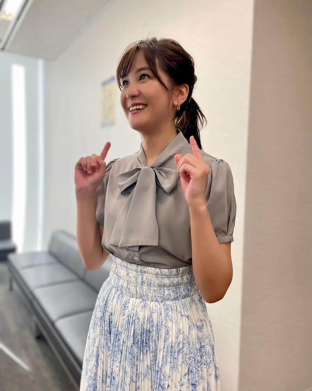 林美桜さんのインスタグラム写真 - (林美桜Instagram)「. #ワイドスクランブル　衣装 🫧 ブラウス・スカート @cheek.official アクセサリー @ete_official  #衣装#アナウンサー#テレビ朝日#ワイドスクランブル#ブラウス#スカート#ワンピース#アクセサリー#夏コーデ#ootd#fashion#아나운서 #장마#오오티디#코데#데일리룩#패션#코디스타그램」8月17日 22時26分 - miou0hayashi