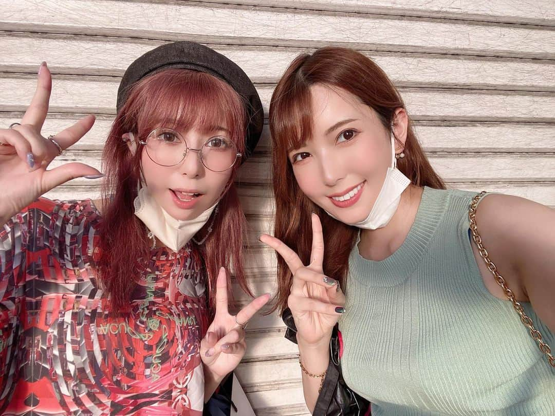 波多野結衣さんのインスタグラム写真 - (波多野結衣Instagram)「ぽんちゃんと初音ミク×シナモンロールのコラボカフェいってきた🥰❤️  推しかわいすぎる〜🥺💓  そしてぽんちゃんからお誕生日プレゼントをいただきました😭✨ 素敵なプレゼントをありがとう😭❤️ 大切に使います🥺💓 . . #初音ミク #コラボカフェ #初音ミクコラボカフェ #シナモンロールカフェ  #かわいい #世界一の推し  #ぽんちゃんありがとう」8月17日 22時31分 - hatachan524