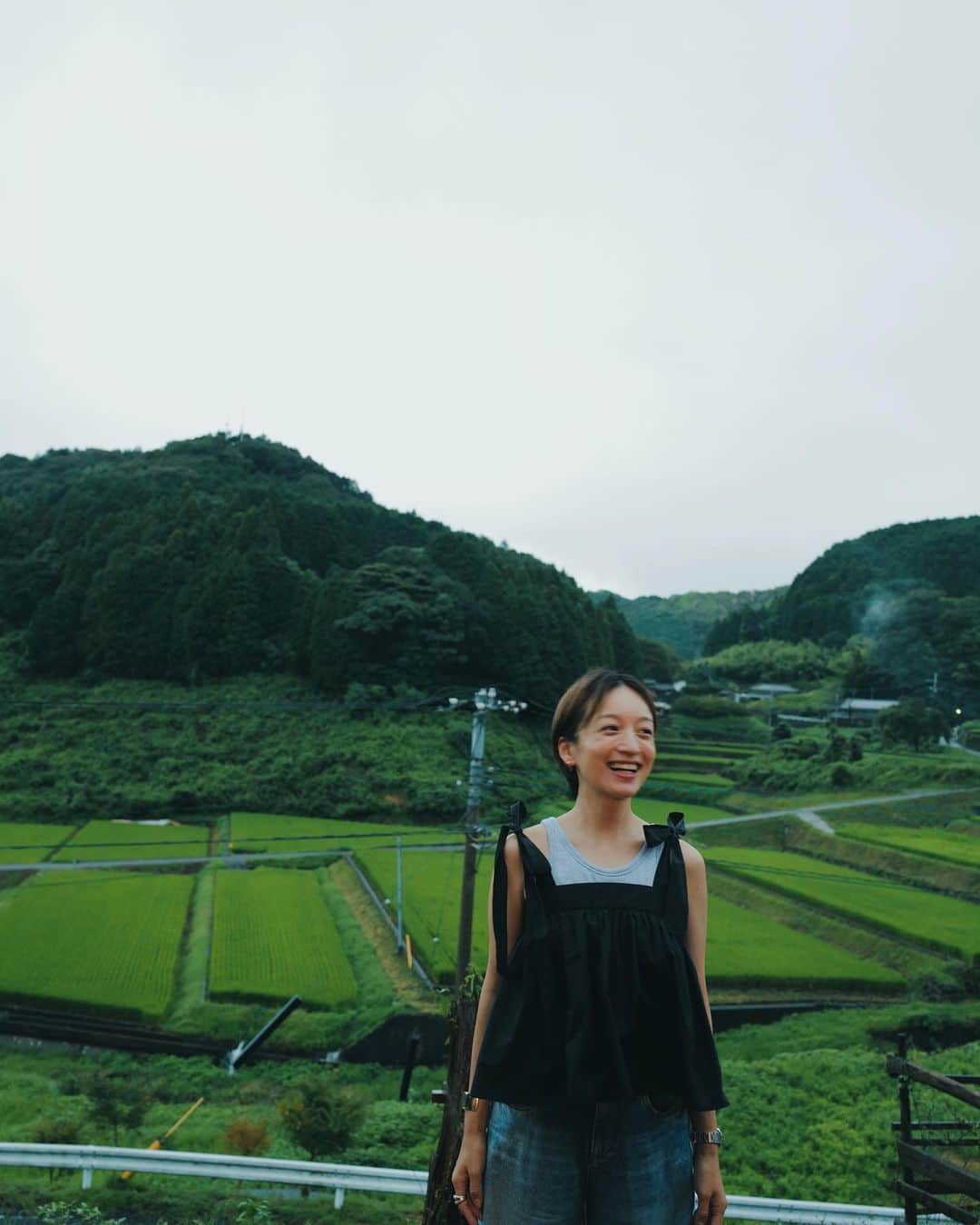 高山都さんのインスタグラム写真 - (高山都Instagram)「夏休み中、今年は夫と友人と長崎にいます。 硫黄臭と美しい田園と。 キャミソールは @oblekt_jp 色違いで持ってきた。」8月17日 22時43分 - miyare38