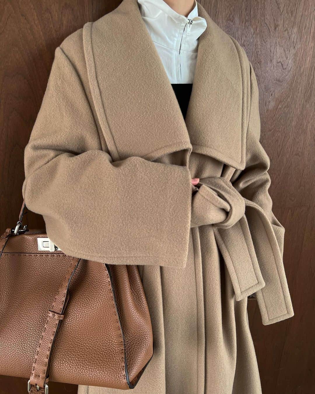 松本恵奈さんのインスタグラム写真 - (松本恵奈Instagram)「こんばんは。私のお気に入りコートをもう一つ紹介させてください♡ これは羽織ったら必ず欲しくなる魔法のコートです。笑 本当にとにかくシルエットが綺麗でスタイルアップが出来る一枚。 着た時の雰囲気もとても素敵なんです。  オーバーサイズが多いCLANEでは珍しいセットインデザインになっています⚪️程よいAラインシルエットで上品なボリューム感とシ ルエットに仕上げました。ラムウールを100%使用し、ウール本来 のふくらみと柔らかさに拘った綺麗なメルトン素材です。表面を 起毛する事でよりソフトな着心地の素材となっています。 前下がりを深くして大きな襟をつけることでコンサバになりすぎず綺麗を演出できるところもポイントです♡ 是非、お楽しみにっ！ #clane #outer #先行予約アイテム」8月17日 22時56分 - ena1123