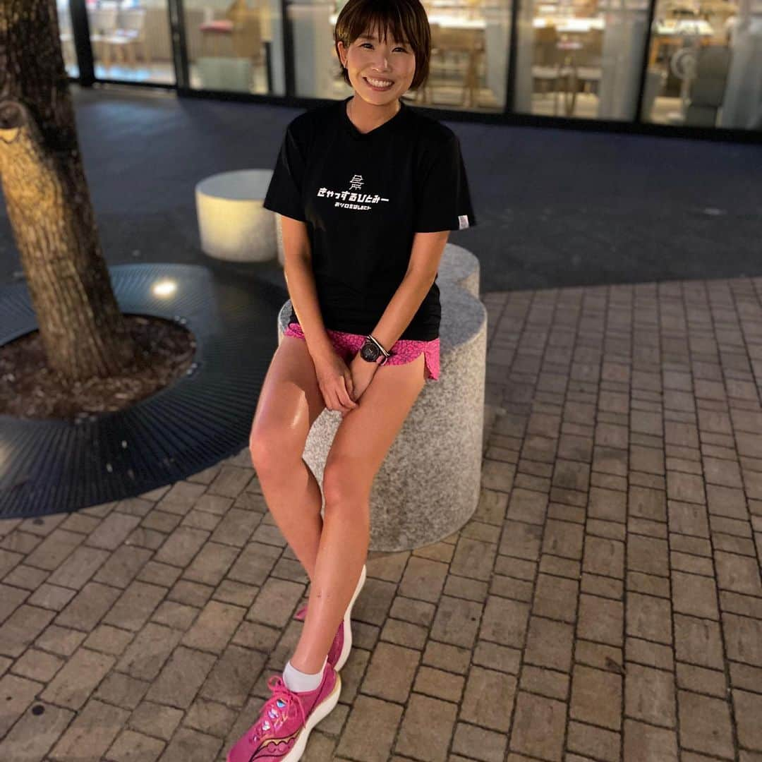 きゃっするひとみーさんのインスタグラム写真 - (きゃっするひとみーInstagram)「毎週火曜日は  \CASTLE running CLUB/  毎月一週目はゆっくりまったりら楽しく大阪城をはしるクラス🏯✨  2.3.4週目はそれぞれの目標に負けて🔥🔥 スピードトレーニングなどをするクラス🔥  どっちも毎週たくさんの方と走ってます☺️❤️ お盆週間だった昨日は、なかなか会えないスペシャルな皆さんと🔥🔥🔥 最後のゲリラ豪雨は辛かったですが。。笑　反省会までがCRC🏯✨  そして！！発売されたばかりの @saucony_japan  サッカニーのエンドルフィンプロ3✨✨✨✨  #エンドルフィンプロ3   ど！ピンク！！！ 軽量化をとことん追求した、穴の開いてるうっすーーいシュータンが本気を感じる🔥🔥  詳しいレビューはYouTubeで👍😍 チャンネル登録してぜひお待ちください☺️❤️  いつもつけてるスポーツアクセサリーは　@addelm_gear_shop ❤️❤️ スポタカでも取り扱ってます😍  🎀 @addelm_gear_shop   👟 @salomon_japan   #大阪城 #osakacastle  #run #running #マラソン大会 #大阪城公園  #きゃっするひとみー #ヘルニア #ヘルニア治療中  #マラソン #marathon  #ランニング女子  #ランニングウェア #ランニングシューズ #サッカニー #エンドルフィンプロ3   #ショートヘア #ショートボブ #ショートカット #ベリーショート」8月17日 23時18分 - takaxjumppp