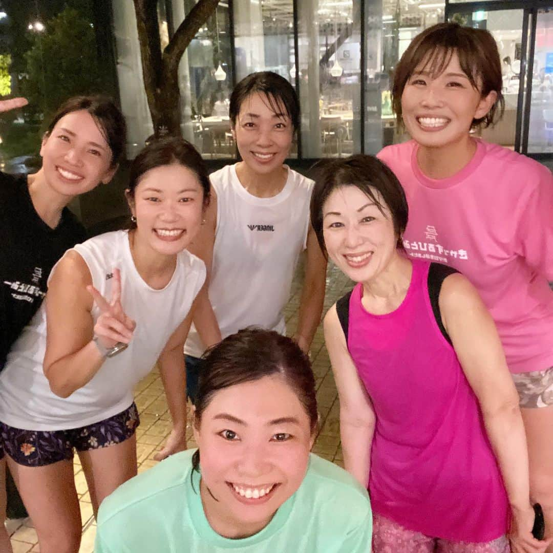 きゃっするひとみーさんのインスタグラム写真 - (きゃっするひとみーInstagram)「毎週火曜日は  \CASTLE running CLUB/  毎月一週目はゆっくりまったりら楽しく大阪城をはしるクラス🏯✨  2.3.4週目はそれぞれの目標に負けて🔥🔥 スピードトレーニングなどをするクラス🔥  どっちも毎週たくさんの方と走ってます☺️❤️ お盆週間だった昨日は、なかなか会えないスペシャルな皆さんと🔥🔥🔥 最後のゲリラ豪雨は辛かったですが。。笑　反省会までがCRC🏯✨  そして！！発売されたばかりの @saucony_japan  サッカニーのエンドルフィンプロ3✨✨✨✨  #エンドルフィンプロ3   ど！ピンク！！！ 軽量化をとことん追求した、穴の開いてるうっすーーいシュータンが本気を感じる🔥🔥  詳しいレビューはYouTubeで👍😍 チャンネル登録してぜひお待ちください☺️❤️  いつもつけてるスポーツアクセサリーは　@addelm_gear_shop ❤️❤️ スポタカでも取り扱ってます😍  🎀 @addelm_gear_shop   👟 @salomon_japan   #大阪城 #osakacastle  #run #running #マラソン大会 #大阪城公園  #きゃっするひとみー #ヘルニア #ヘルニア治療中  #マラソン #marathon  #ランニング女子  #ランニングウェア #ランニングシューズ #サッカニー #エンドルフィンプロ3   #ショートヘア #ショートボブ #ショートカット #ベリーショート」8月17日 23時18分 - takaxjumppp