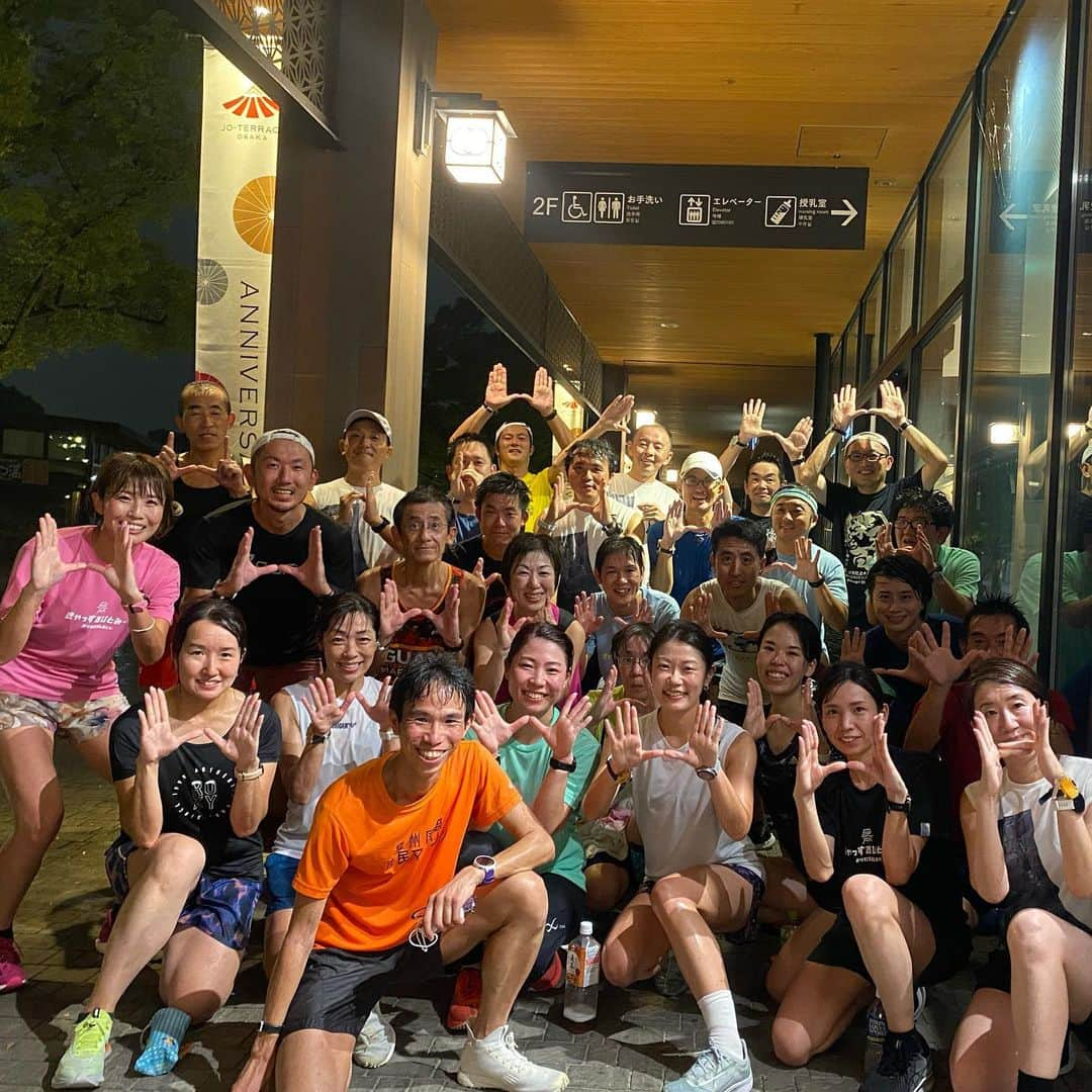 きゃっするひとみーさんのインスタグラム写真 - (きゃっするひとみーInstagram)「毎週火曜日は  \CASTLE running CLUB/  毎月一週目はゆっくりまったりら楽しく大阪城をはしるクラス🏯✨  2.3.4週目はそれぞれの目標に負けて🔥🔥 スピードトレーニングなどをするクラス🔥  どっちも毎週たくさんの方と走ってます☺️❤️ お盆週間だった昨日は、なかなか会えないスペシャルな皆さんと🔥🔥🔥 最後のゲリラ豪雨は辛かったですが。。笑　反省会までがCRC🏯✨  そして！！発売されたばかりの @saucony_japan  サッカニーのエンドルフィンプロ3✨✨✨✨  #エンドルフィンプロ3   ど！ピンク！！！ 軽量化をとことん追求した、穴の開いてるうっすーーいシュータンが本気を感じる🔥🔥  詳しいレビューはYouTubeで👍😍 チャンネル登録してぜひお待ちください☺️❤️  いつもつけてるスポーツアクセサリーは　@addelm_gear_shop ❤️❤️ スポタカでも取り扱ってます😍  🎀 @addelm_gear_shop   👟 @salomon_japan   #大阪城 #osakacastle  #run #running #マラソン大会 #大阪城公園  #きゃっするひとみー #ヘルニア #ヘルニア治療中  #マラソン #marathon  #ランニング女子  #ランニングウェア #ランニングシューズ #サッカニー #エンドルフィンプロ3   #ショートヘア #ショートボブ #ショートカット #ベリーショート」8月17日 23時18分 - takaxjumppp