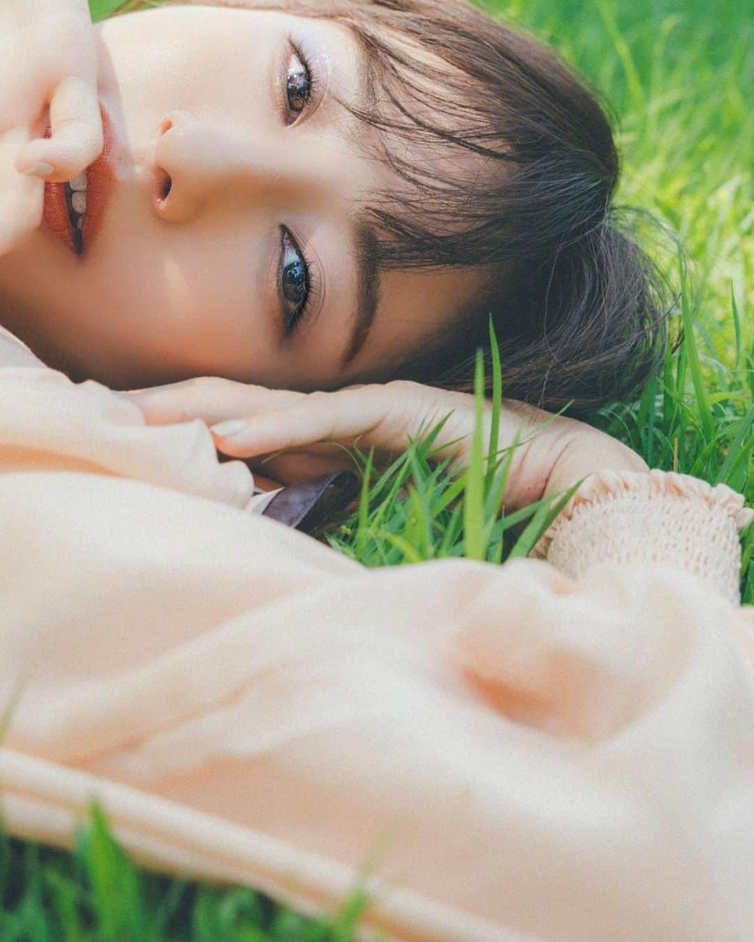 愛甲千笑美さんのインスタグラム写真 - (愛甲千笑美Instagram)「@cier.__official  ピンクとベージュのあいだの色♡ ちょっとくすみ色にして 肌に馴染みやすいカラーにしたよ🤲  @tokyojorkphotogram  東さん猛暑の中撮影 ありがとうございました🙇‍♀️  @mami_numata  かわいいヘアメイク ありがとうございました🤲♡」8月17日 23時34分 - chiemyyyyy