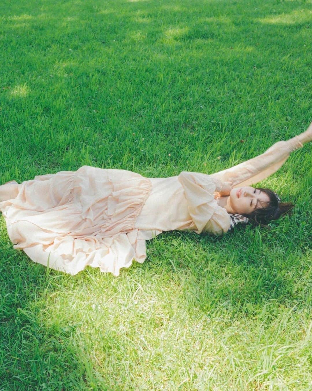 愛甲千笑美さんのインスタグラム写真 - (愛甲千笑美Instagram)「@cier.__official  ピンクとベージュのあいだの色♡ ちょっとくすみ色にして 肌に馴染みやすいカラーにしたよ🤲  @tokyojorkphotogram  東さん猛暑の中撮影 ありがとうございました🙇‍♀️  @mami_numata  かわいいヘアメイク ありがとうございました🤲♡」8月17日 23時34分 - chiemyyyyy