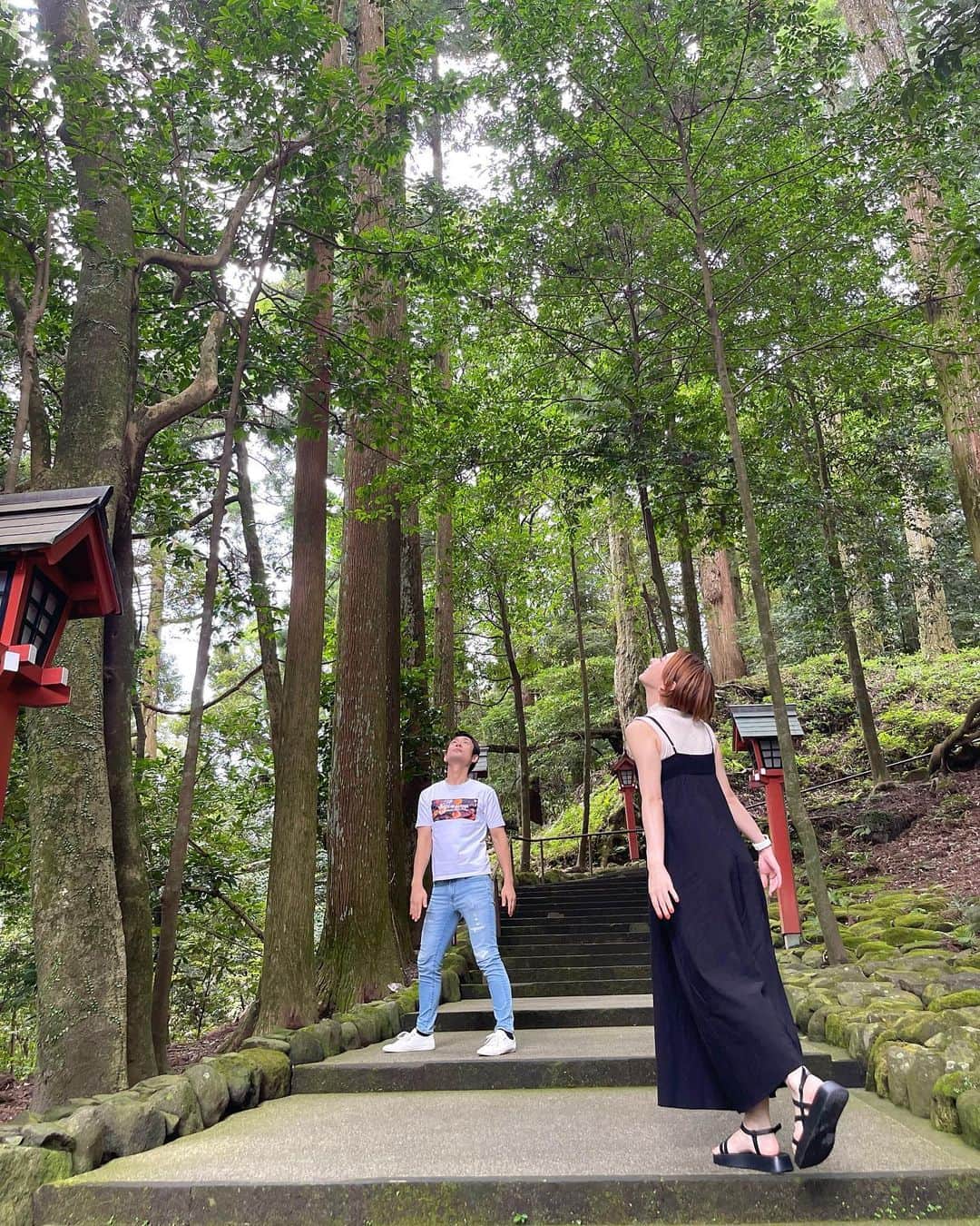 酒井瞳さんのインスタグラム写真 - (酒井瞳Instagram)「家族の日帰り旅行続き😆  #霧島神宮 の奥に進むとここの土地を見守る #山神社 があります  静けさが増し、神聖な空気を感じる、、、  だがしかし、やはり両手を広げてめいいっぱいエネルギーを感じる兄妹でした🤣  そして  #霧島東神社 にもご挨拶に行きました  森に包まれた様な神社でこちらは更に静けさがすごかった！  山伏さんたちが修行をしてた場所みたいでなんだか、シャキッとなりました✊✨  次はオススメのランチをご紹介しますね😁❤️  #鹿児島 #宮崎 #家族旅行 #夏休み #オススメ #デトックス #日帰り旅行 #パワースポット #神社 #⛩ #神社巡り」8月18日 7時12分 - s.sakaihitomi