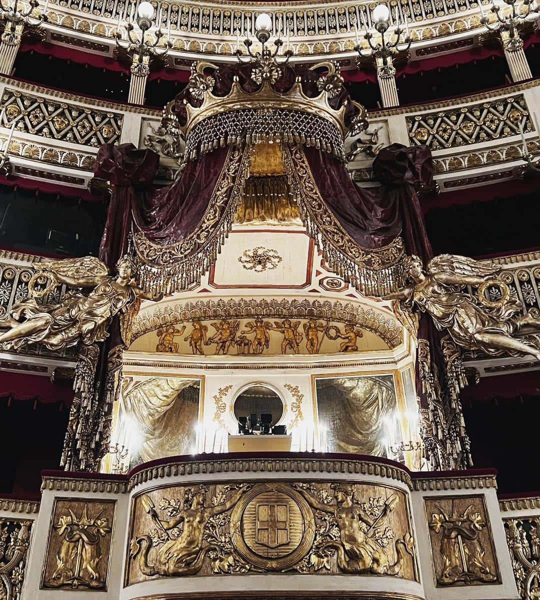 荒木さやかさんのインスタグラム写真 - (荒木さやかInstagram)「" 🔥 " Teatro di San Carlo‼︎ サン・カルロ劇場は、ヨーロッパで現役最古の劇場🧡 バッハやヨハンなどもサン・カルロ劇場を、そのキャリアの頂点として考えていたそう…🧠♬ " 私、こう見えてピアノ12年習っておりました😂🎹 #TeatrodiSanCarlo #サンカルロ劇場 #Napoli #Italia #🇮🇹」8月18日 7時43分 - araki_sayaka