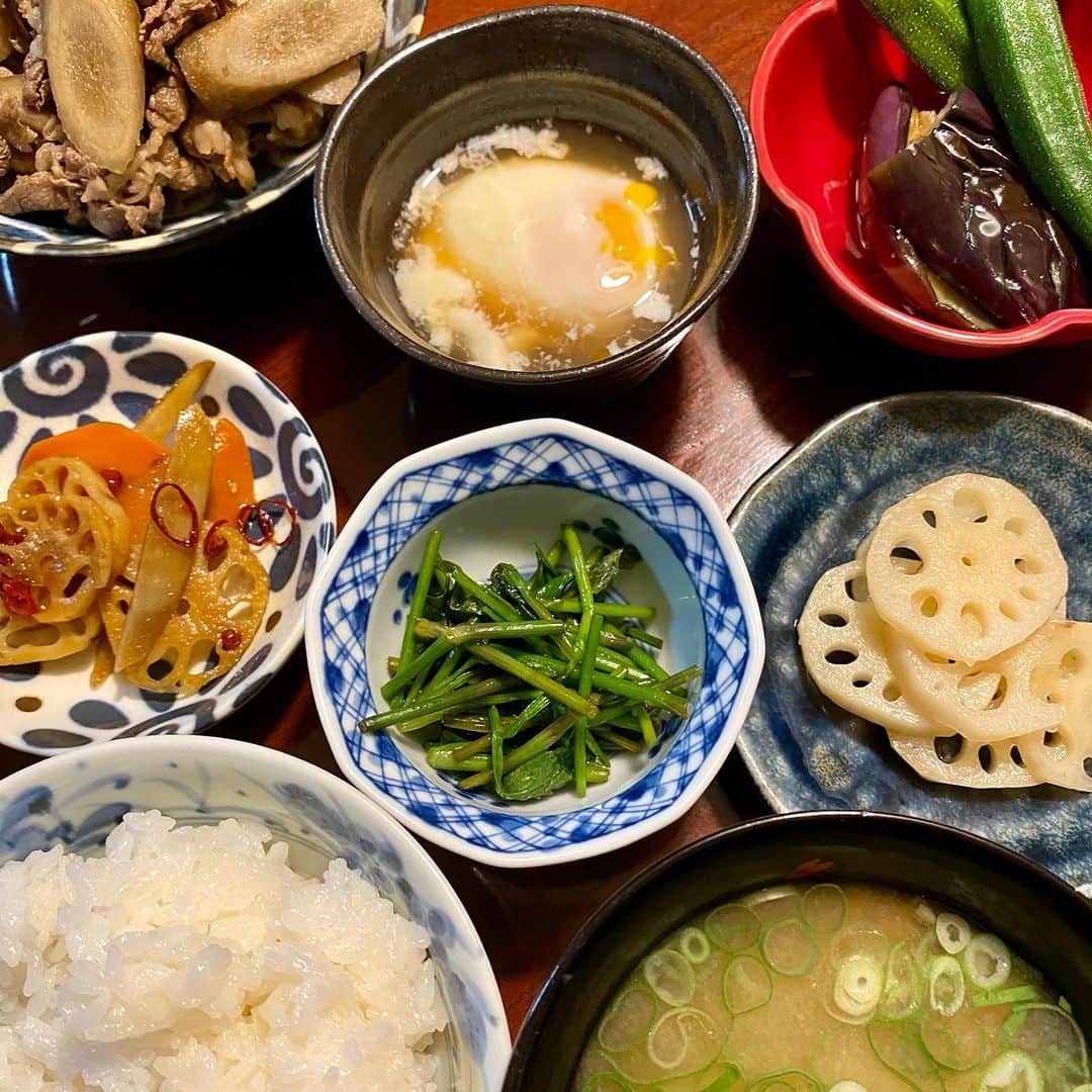 丹野みどりさんのインスタグラム写真 - (丹野みどりInstagram)「象印の炊飯器『炎舞炊き』を 奮発して買いました😆  むちゃくちゃ美味しいっっっっ  ありがとう、象印 いい炊飯器です (太田胃酸風に)  これまで私は 朝はほとんど食欲がなく ヨーグルトを大きなスプーンで 3口食べるのが精一杯みたいな人でした  なので4月1日から休みなく3ヶ月以上 朝はほとんど食べられないまま 朝街宣から始まっていて 昼夜しっかり食べても どうしても朝が足らずに 痩せてしまう、みたいな日々でした  『朝は食べられない』 それが私の認識でしたが  なんということでしょう  朝を 炎舞炊きのごはん お味噌汁 お漬物 で もりもり食べられるではありませんか！  最近は 十六穀を混ぜたり ぬか漬けを始めたりしています  お米といえば  街宣車で岐阜県内 42市町村を回っている時 季節が進むにつれ 稲穂がぐんぐん成長してくるのが分かり 日本の田園風景は本当に美しいなと 感じました。  そして  こうして 手間暇かけられたお米をはじめとする 農作物全てを ありがたく美味しく頂きたいですし 政治という観点では 守らなければいけない 守るだけではなく 発展しなければと思います  先日の夕ごはんでは なんと 『おかわり』までしてしまいましたっ🤣  政治活動選挙活動の4か月は 連日夜が外食かお弁当だったので  健康的な食生活を取り戻しています  次なるステップへ向けて 今はしゃがんでいる状態ですが しっかりとした食で 健やかな心身をと思っています  #おうちごはん #和朝食 #お米 #象印 #炊飯器 #炎舞炊き #健康 #日本の農産物に感謝 #日本の技術に感謝」8月18日 8時45分 - midorimarron