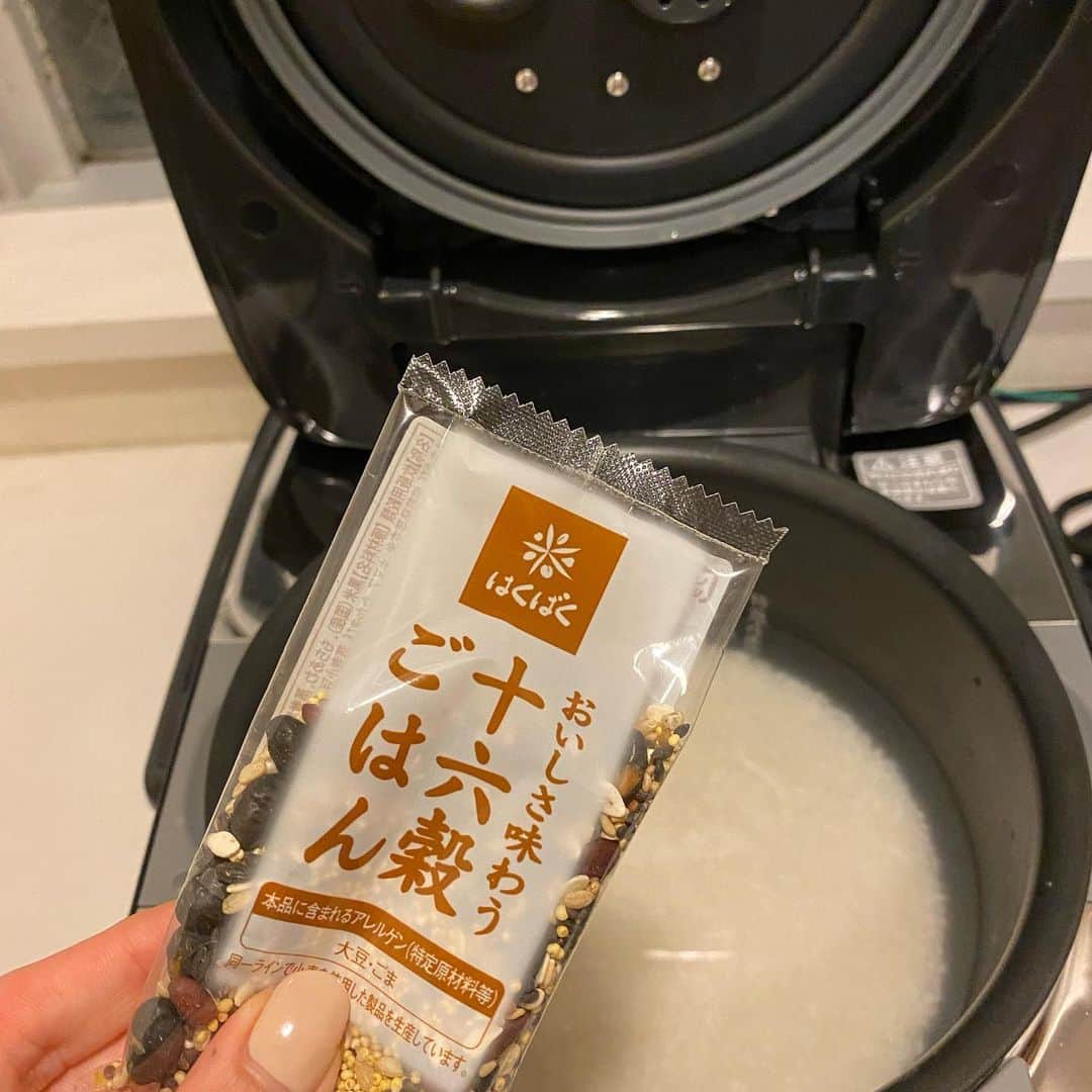丹野みどりさんのインスタグラム写真 - (丹野みどりInstagram)「象印の炊飯器『炎舞炊き』を 奮発して買いました😆  むちゃくちゃ美味しいっっっっ  ありがとう、象印 いい炊飯器です (太田胃酸風に)  これまで私は 朝はほとんど食欲がなく ヨーグルトを大きなスプーンで 3口食べるのが精一杯みたいな人でした  なので4月1日から休みなく3ヶ月以上 朝はほとんど食べられないまま 朝街宣から始まっていて 昼夜しっかり食べても どうしても朝が足らずに 痩せてしまう、みたいな日々でした  『朝は食べられない』 それが私の認識でしたが  なんということでしょう  朝を 炎舞炊きのごはん お味噌汁 お漬物 で もりもり食べられるではありませんか！  最近は 十六穀を混ぜたり ぬか漬けを始めたりしています  お米といえば  街宣車で岐阜県内 42市町村を回っている時 季節が進むにつれ 稲穂がぐんぐん成長してくるのが分かり 日本の田園風景は本当に美しいなと 感じました。  そして  こうして 手間暇かけられたお米をはじめとする 農作物全てを ありがたく美味しく頂きたいですし 政治という観点では 守らなければいけない 守るだけではなく 発展しなければと思います  先日の夕ごはんでは なんと 『おかわり』までしてしまいましたっ🤣  政治活動選挙活動の4か月は 連日夜が外食かお弁当だったので  健康的な食生活を取り戻しています  次なるステップへ向けて 今はしゃがんでいる状態ですが しっかりとした食で 健やかな心身をと思っています  #おうちごはん #和朝食 #お米 #象印 #炊飯器 #炎舞炊き #健康 #日本の農産物に感謝 #日本の技術に感謝」8月18日 8時45分 - midorimarron