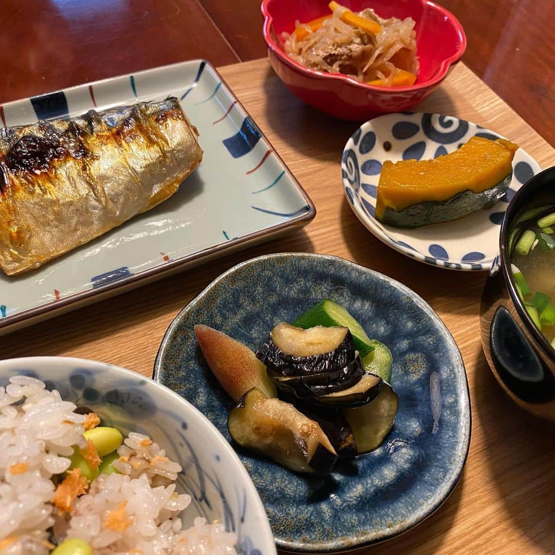 丹野みどりさんのインスタグラム写真 - (丹野みどりInstagram)「象印の炊飯器『炎舞炊き』を 奮発して買いました😆  むちゃくちゃ美味しいっっっっ  ありがとう、象印 いい炊飯器です (太田胃酸風に)  これまで私は 朝はほとんど食欲がなく ヨーグルトを大きなスプーンで 3口食べるのが精一杯みたいな人でした  なので4月1日から休みなく3ヶ月以上 朝はほとんど食べられないまま 朝街宣から始まっていて 昼夜しっかり食べても どうしても朝が足らずに 痩せてしまう、みたいな日々でした  『朝は食べられない』 それが私の認識でしたが  なんということでしょう  朝を 炎舞炊きのごはん お味噌汁 お漬物 で もりもり食べられるではありませんか！  最近は 十六穀を混ぜたり ぬか漬けを始めたりしています  お米といえば  街宣車で岐阜県内 42市町村を回っている時 季節が進むにつれ 稲穂がぐんぐん成長してくるのが分かり 日本の田園風景は本当に美しいなと 感じました。  そして  こうして 手間暇かけられたお米をはじめとする 農作物全てを ありがたく美味しく頂きたいですし 政治という観点では 守らなければいけない 守るだけではなく 発展しなければと思います  先日の夕ごはんでは なんと 『おかわり』までしてしまいましたっ🤣  政治活動選挙活動の4か月は 連日夜が外食かお弁当だったので  健康的な食生活を取り戻しています  次なるステップへ向けて 今はしゃがんでいる状態ですが しっかりとした食で 健やかな心身をと思っています  #おうちごはん #和朝食 #お米 #象印 #炊飯器 #炎舞炊き #健康 #日本の農産物に感謝 #日本の技術に感謝」8月18日 8時45分 - midorimarron