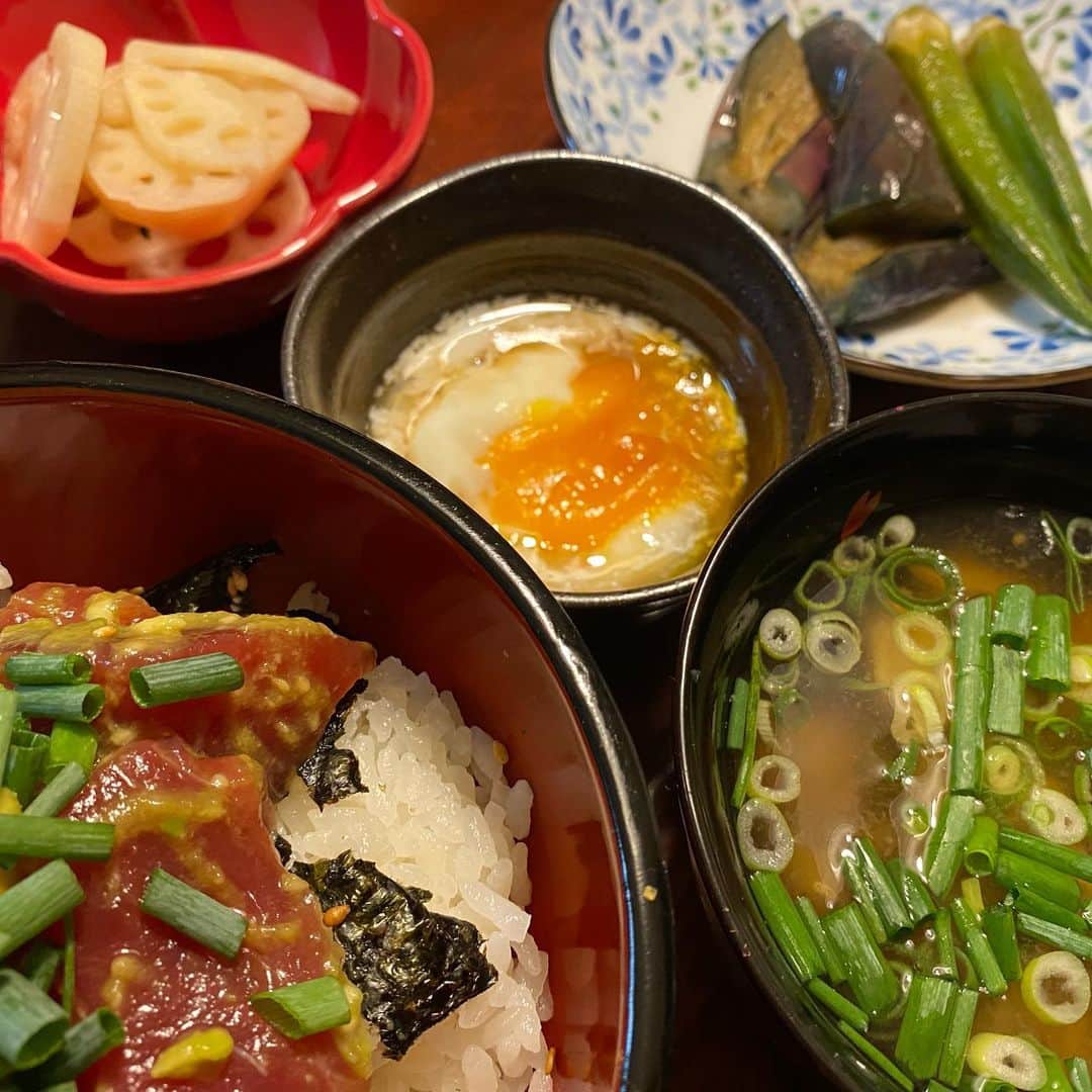 丹野みどりさんのインスタグラム写真 - (丹野みどりInstagram)「象印の炊飯器『炎舞炊き』を 奮発して買いました😆  むちゃくちゃ美味しいっっっっ  ありがとう、象印 いい炊飯器です (太田胃酸風に)  これまで私は 朝はほとんど食欲がなく ヨーグルトを大きなスプーンで 3口食べるのが精一杯みたいな人でした  なので4月1日から休みなく3ヶ月以上 朝はほとんど食べられないまま 朝街宣から始まっていて 昼夜しっかり食べても どうしても朝が足らずに 痩せてしまう、みたいな日々でした  『朝は食べられない』 それが私の認識でしたが  なんということでしょう  朝を 炎舞炊きのごはん お味噌汁 お漬物 で もりもり食べられるではありませんか！  最近は 十六穀を混ぜたり ぬか漬けを始めたりしています  お米といえば  街宣車で岐阜県内 42市町村を回っている時 季節が進むにつれ 稲穂がぐんぐん成長してくるのが分かり 日本の田園風景は本当に美しいなと 感じました。  そして  こうして 手間暇かけられたお米をはじめとする 農作物全てを ありがたく美味しく頂きたいですし 政治という観点では 守らなければいけない 守るだけではなく 発展しなければと思います  先日の夕ごはんでは なんと 『おかわり』までしてしまいましたっ🤣  政治活動選挙活動の4か月は 連日夜が外食かお弁当だったので  健康的な食生活を取り戻しています  次なるステップへ向けて 今はしゃがんでいる状態ですが しっかりとした食で 健やかな心身をと思っています  #おうちごはん #和朝食 #お米 #象印 #炊飯器 #炎舞炊き #健康 #日本の農産物に感謝 #日本の技術に感謝」8月18日 8時45分 - midorimarron