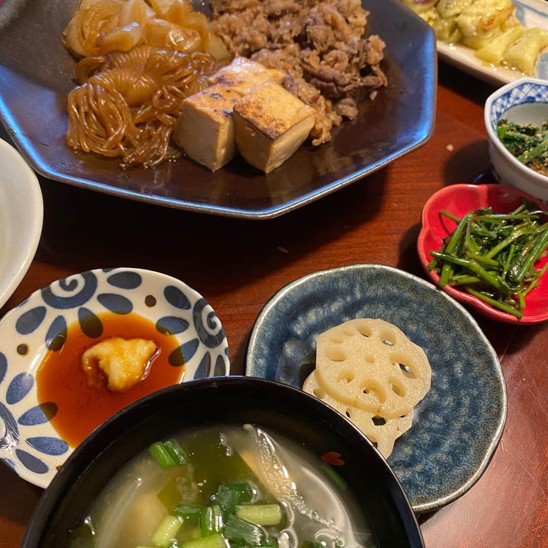丹野みどりさんのインスタグラム写真 - (丹野みどりInstagram)「象印の炊飯器『炎舞炊き』を 奮発して買いました😆  むちゃくちゃ美味しいっっっっ  ありがとう、象印 いい炊飯器です (太田胃酸風に)  これまで私は 朝はほとんど食欲がなく ヨーグルトを大きなスプーンで 3口食べるのが精一杯みたいな人でした  なので4月1日から休みなく3ヶ月以上 朝はほとんど食べられないまま 朝街宣から始まっていて 昼夜しっかり食べても どうしても朝が足らずに 痩せてしまう、みたいな日々でした  『朝は食べられない』 それが私の認識でしたが  なんということでしょう  朝を 炎舞炊きのごはん お味噌汁 お漬物 で もりもり食べられるではありませんか！  最近は 十六穀を混ぜたり ぬか漬けを始めたりしています  お米といえば  街宣車で岐阜県内 42市町村を回っている時 季節が進むにつれ 稲穂がぐんぐん成長してくるのが分かり 日本の田園風景は本当に美しいなと 感じました。  そして  こうして 手間暇かけられたお米をはじめとする 農作物全てを ありがたく美味しく頂きたいですし 政治という観点では 守らなければいけない 守るだけではなく 発展しなければと思います  先日の夕ごはんでは なんと 『おかわり』までしてしまいましたっ🤣  政治活動選挙活動の4か月は 連日夜が外食かお弁当だったので  健康的な食生活を取り戻しています  次なるステップへ向けて 今はしゃがんでいる状態ですが しっかりとした食で 健やかな心身をと思っています  #おうちごはん #和朝食 #お米 #象印 #炊飯器 #炎舞炊き #健康 #日本の農産物に感謝 #日本の技術に感謝」8月18日 8時45分 - midorimarron