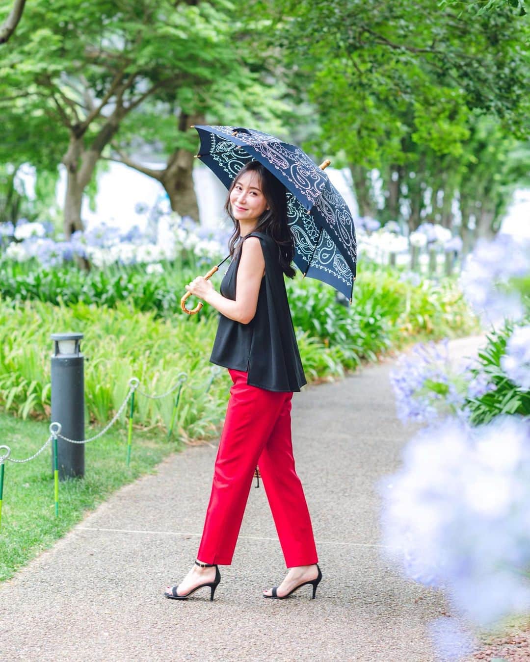 笹倉麻耶さんのインスタグラム写真 - (笹倉麻耶Instagram)「ずーっと大切にしている @manipuri_jp の日傘。  日傘って、エレガントっていうか オホホ系になりがちだから  カジュアルのとき困ってて 日焼け覚悟で丸腰で外出してたけど  この日傘買ってから カジュアルな時も日傘させるようになった。  小物も大事なファッションの一部 で、本当にお気に入りは 何年でも使いたいよね （日傘は長年使うのは良くないらしい。でもしないよりはマシだろうと思う😆）  tops/ @babylone.official  pants/ @the_me.tokyo  shoes/ @nebulonie.japan   #日傘 #夏コーデ #アラフォーコーデ #大人コーデ #大人カジュアル #ファッションコーデ #コーデ #パーソナルスタイリスト #パーソナルカラー #骨格診断 #パーソナルカラーウィンター  p/ @snap_the5」8月18日 8時55分 - nicomaya2525