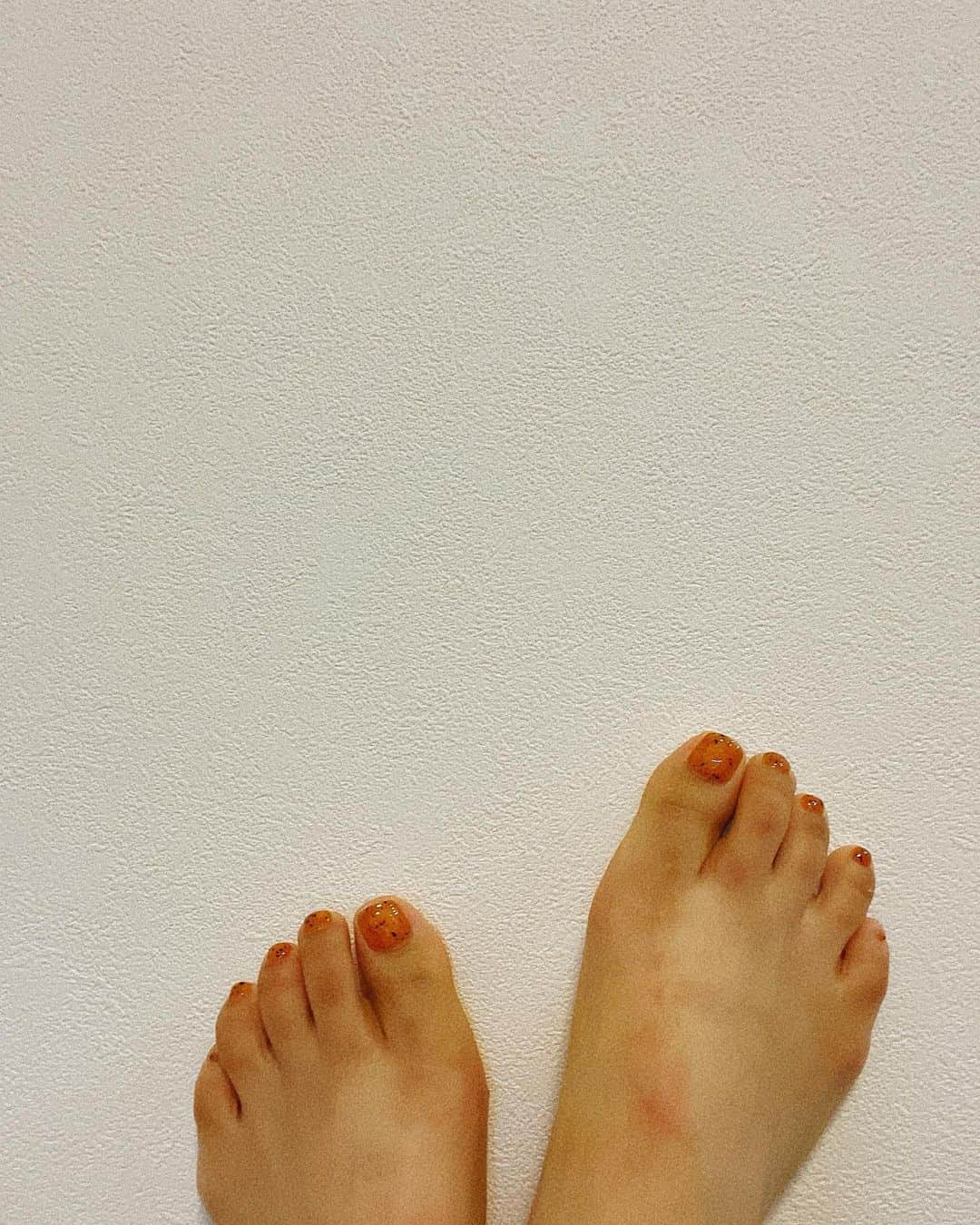 田中優衣さんのインスタグラム写真 - (田中優衣Instagram)「new nail🍊🍑  うねうね初めて可愛い💕  引っ越してきて、 根元が綺麗な仕上がりで パラジェルでお願いできるところを インスタで探してて 絶対お願いしたいと思ってたサロンに 行けたの🥰 人見知りな私が最初から最後まで楽しかった。 初めてと思えない空間でした🫰🏻  一緒に写真まで撮ってくれた🫧  ネイリストさんも募集してるみたいです🦖」8月18日 12時24分 - heisei_8nen