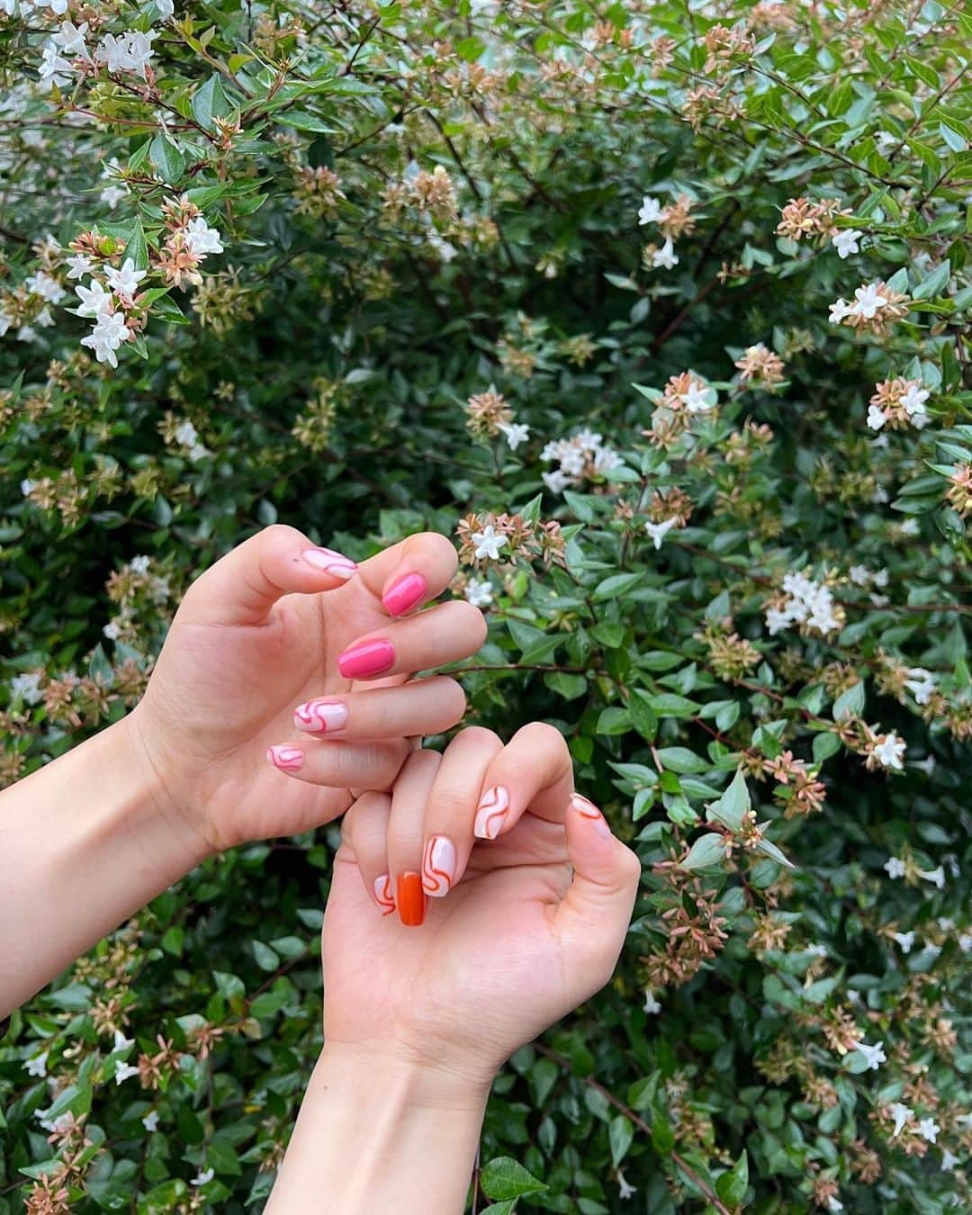 田中優衣さんのインスタグラム写真 - (田中優衣Instagram)「new nail🍊🍑  うねうね初めて可愛い💕  引っ越してきて、 根元が綺麗な仕上がりで パラジェルでお願いできるところを インスタで探してて 絶対お願いしたいと思ってたサロンに 行けたの🥰 人見知りな私が最初から最後まで楽しかった。 初めてと思えない空間でした🫰🏻  一緒に写真まで撮ってくれた🫧  ネイリストさんも募集してるみたいです🦖」8月18日 12時24分 - heisei_8nen