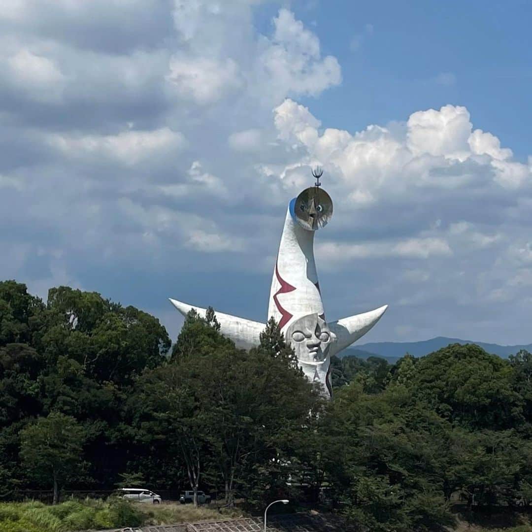 高月彩良さんのインスタグラム写真 - (高月彩良Instagram)「大阪、夏の思い出🍉 ずっと、観に行きたかった太陽の塔。 想像していた、10倍は大きかった。 真正面から見るよりも、高速道路越しに見えた「ここにおりますよ」と言わんばかりの謙虚な太陽の塔が好きでした。 塔の中は、圧巻でしたね。  そこで岡本太郎さんの本を手に入れた私。その世界観に惹き込まれる毎日です。 #太陽の塔」8月18日 12時42分 - sara_takatsuki_official