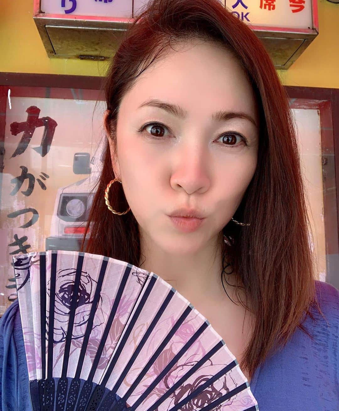 田中悦子さんのインスタグラム写真 - (田中悦子Instagram)「40分待ちでジャッキーステーキ🥩  外で待ってる間滝汗になって メイクもとれて 😂 ワンピースもびしょびしょ😂 やっと名前呼ばれて オリオンビールを一気にグビグビ🍺 テンダーロインステーキもやわらかくて 美味しかった❣️  #ジャッキーステーキハウス  #沖縄 #那覇 #ステーキ #タコス #オリオンビール #家族旅行」8月18日 13時09分 - etsuko.reborn25