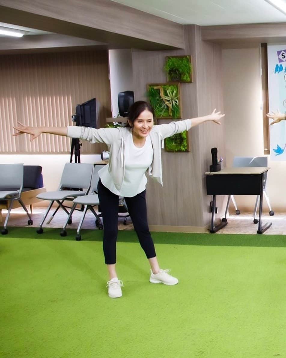 杉本彩さんのインスタグラム写真 - (杉本彩Instagram)「* * 撮影したばかりの映画「今ダンスをするのは誰だ」のシーンから！  衣装は、着心地がバツグンに良い  #アルヴォーブ さんのヨガウェアで🧘‍♀️  映画の公開、楽しみにしていてください😉  @albove_official #albove #アルヴォーブ」8月18日 14時47分 - sugimoto_aya0719