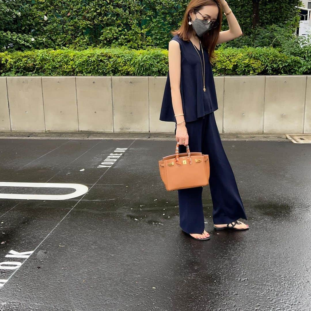 星玲奈さんのインスタグラム写真 - (星玲奈Instagram)「なんかすごく久しぶりに お洋服の写真を撮ってもらった気がする🥹  今日の打ち合わせは、娘も一緒に。 早く終わったのでロンハーマンでランチをテイクアウトしてちょっとだけお買い物😊 朝出かける時に雨がすごすぎて 靴はビーサン🩴 海に行くみたいにビーサンビーサンしてないから 普段使いにも出来て大重宝のサンダル❤️ ・ top.bottom #estnation #エストネーション sandal#hermes#エルメス ・ #coordinate #fashion#outfit#ootd#instafashion #コーデ#コーディネート#ファッション#雨の日コーデ」8月18日 17時40分 - reinahoshi1015