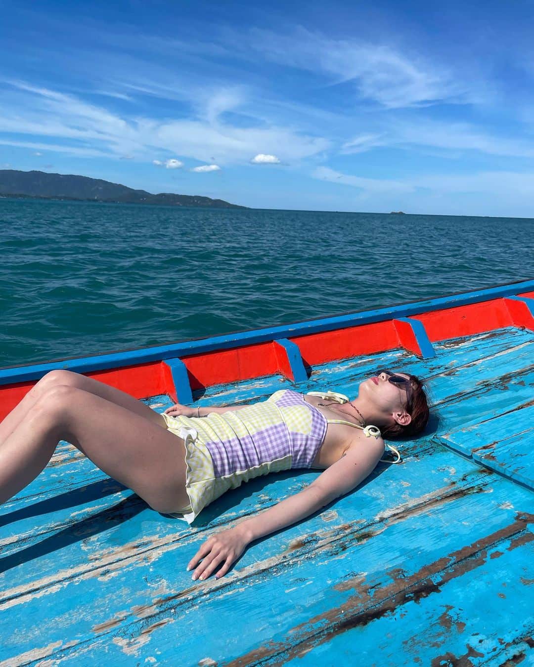 瀬戸あゆみさんのインスタグラム写真 - (瀬戸あゆみInstagram)「こっちに来て、毎日たくさん笑ってる💫 とにかく海がきれいで、夜も毎日長くて、人々は優しいし、最高なんだよな、サムイ……悪いところが見つからない😌😌  東京帰りたくないな〜って思いつつも、みなさん、土曜日はファミリーセールと私物フリマがありますよ🛍 詳しくは @dear_sisterhood のアカウントを見てね🌈  1番最後の写真みたいな感じで、船に寝転んでたら、日焼けしました！  土曜日、日焼けしたわたしに、会いに来てくださいっ！  #ayumi_journey」8月18日 17時50分 - setoayumi