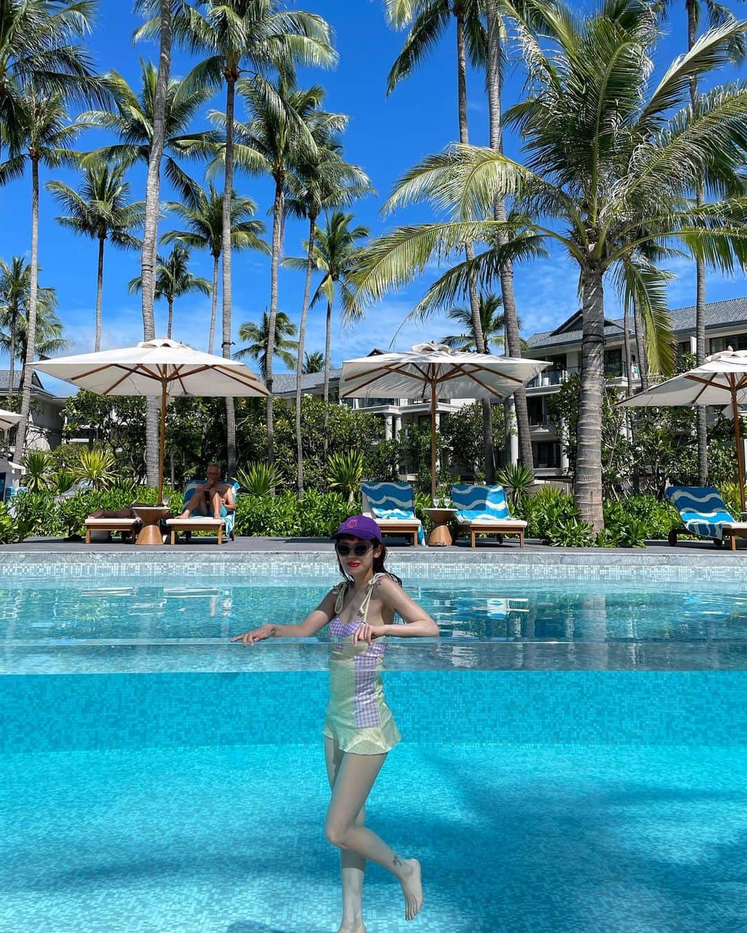 瀬戸あゆみさんのインスタグラム写真 - (瀬戸あゆみInstagram)「こっちに来て、毎日たくさん笑ってる💫 とにかく海がきれいで、夜も毎日長くて、人々は優しいし、最高なんだよな、サムイ……悪いところが見つからない😌😌  東京帰りたくないな〜って思いつつも、みなさん、土曜日はファミリーセールと私物フリマがありますよ🛍 詳しくは @dear_sisterhood のアカウントを見てね🌈  1番最後の写真みたいな感じで、船に寝転んでたら、日焼けしました！  土曜日、日焼けしたわたしに、会いに来てくださいっ！  #ayumi_journey」8月18日 17時50分 - setoayumi