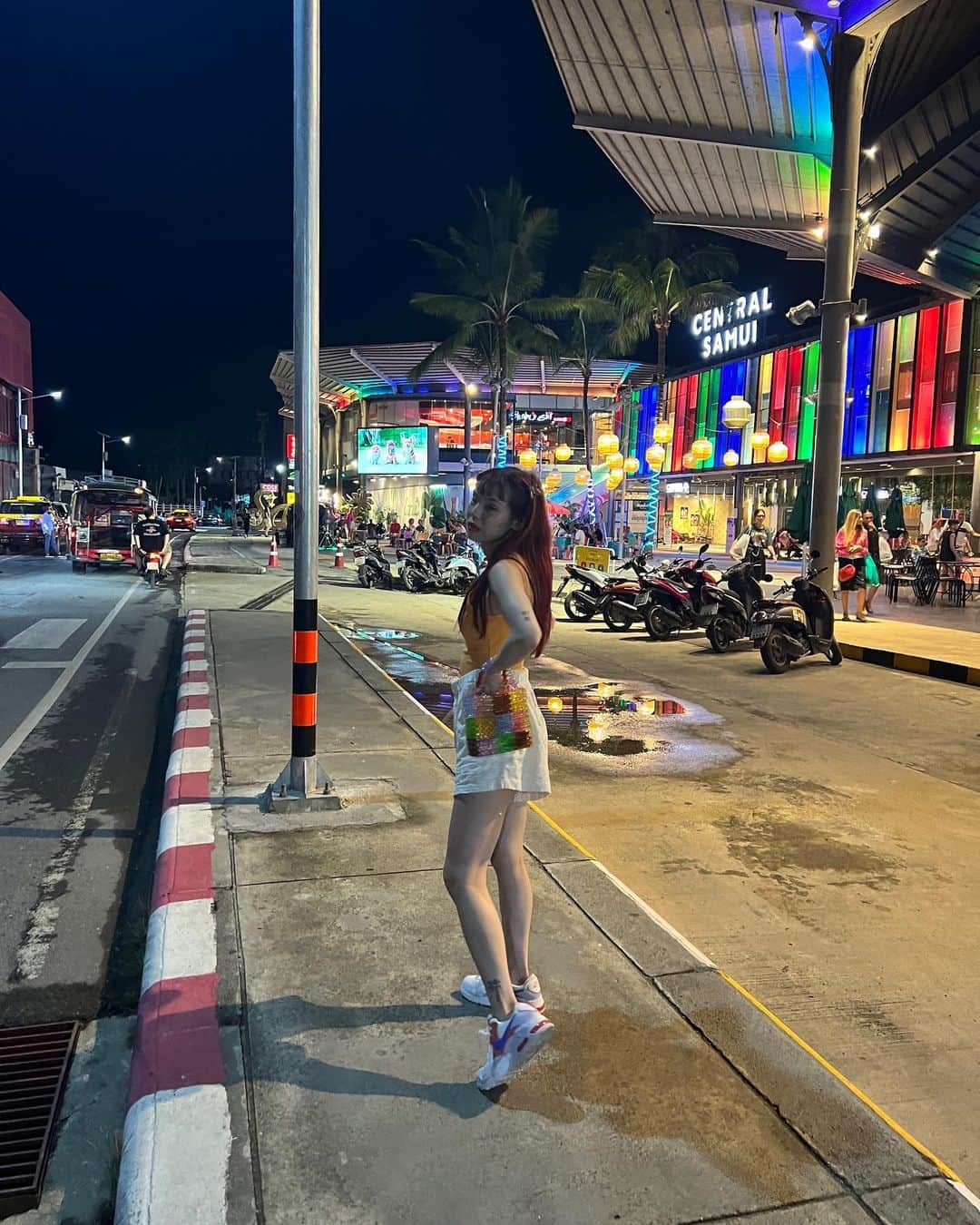 瀬戸あゆみさんのインスタグラム写真 - (瀬戸あゆみInstagram)「こっちに来て、毎日たくさん笑ってる💫 とにかく海がきれいで、夜も毎日長くて、人々は優しいし、最高なんだよな、サムイ……悪いところが見つからない😌😌  東京帰りたくないな〜って思いつつも、みなさん、土曜日はファミリーセールと私物フリマがありますよ🛍 詳しくは @dear_sisterhood のアカウントを見てね🌈  1番最後の写真みたいな感じで、船に寝転んでたら、日焼けしました！  土曜日、日焼けしたわたしに、会いに来てくださいっ！  #ayumi_journey」8月18日 17時50分 - setoayumi