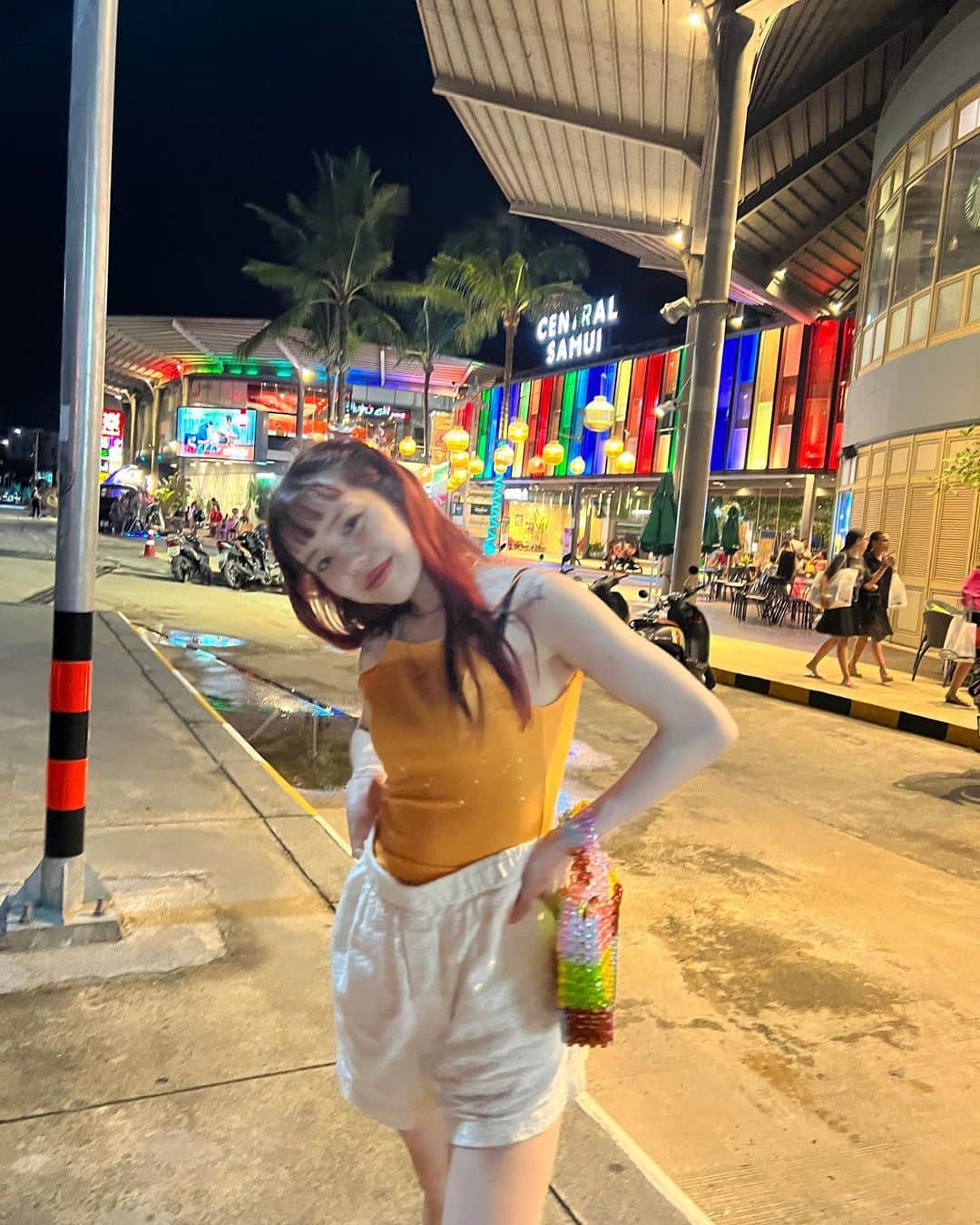 瀬戸あゆみさんのインスタグラム写真 - (瀬戸あゆみInstagram)「こっちに来て、毎日たくさん笑ってる💫 とにかく海がきれいで、夜も毎日長くて、人々は優しいし、最高なんだよな、サムイ……悪いところが見つからない😌😌  東京帰りたくないな〜って思いつつも、みなさん、土曜日はファミリーセールと私物フリマがありますよ🛍 詳しくは @dear_sisterhood のアカウントを見てね🌈  1番最後の写真みたいな感じで、船に寝転んでたら、日焼けしました！  土曜日、日焼けしたわたしに、会いに来てくださいっ！  #ayumi_journey」8月18日 17時50分 - setoayumi