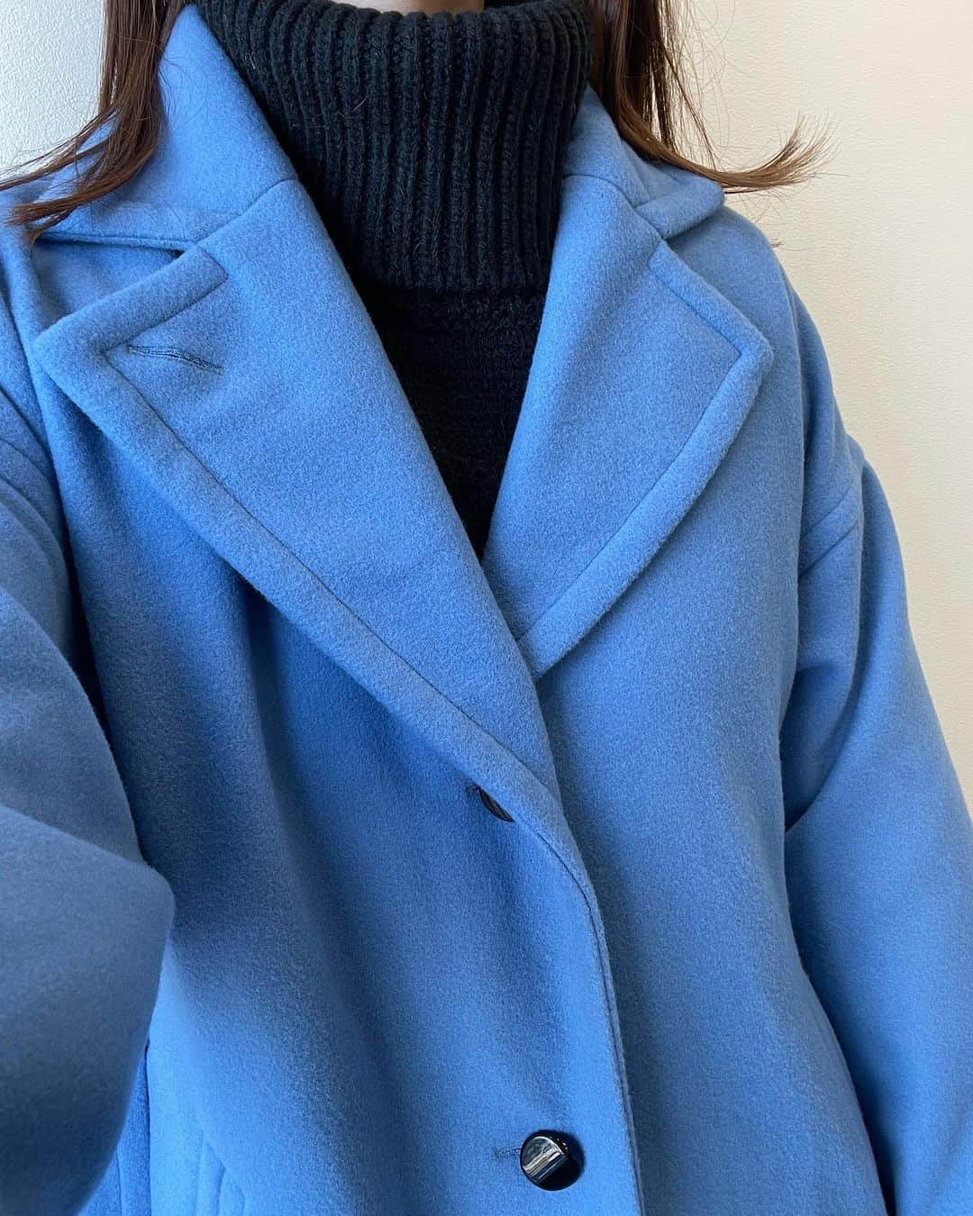 松岡里枝さんのインスタグラム写真 - (松岡里枝Instagram)「１つ前の投稿のビビッドピンクのコートが大好評でしたが、、こちらのブルーも可愛いんです😍💙💙  コートの中はオールホワイトで可愛らしさも🤍 ボタンに合わせて黒ニット合わせももちろん可愛いです🥰  ブルーならオールホワイトコーデも甘くなりすぎず、女性らしい上品さと、媚びないとカッコよさのバランスが絶妙です💓💓  定番カラーはもう持っている方は是非🥰🫶🏻  ラストあと１色もご紹介します❣️😍  ・ウール100% ・¥40,000前後 ・９月上旬〜中旬販売予定 ・S.Mサイズ展開  #efla #エフラ #ウールコート #コート #アウター」8月18日 18時18分 - okarie1023