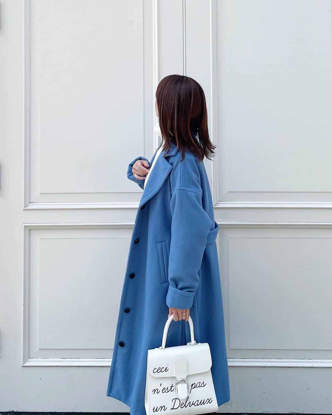 松岡里枝さんのインスタグラム写真 - (松岡里枝Instagram)「１つ前の投稿のビビッドピンクのコートが大好評でしたが、、こちらのブルーも可愛いんです😍💙💙  コートの中はオールホワイトで可愛らしさも🤍 ボタンに合わせて黒ニット合わせももちろん可愛いです🥰  ブルーならオールホワイトコーデも甘くなりすぎず、女性らしい上品さと、媚びないとカッコよさのバランスが絶妙です💓💓  定番カラーはもう持っている方は是非🥰🫶🏻  ラストあと１色もご紹介します❣️😍  ・ウール100% ・¥40,000前後 ・９月上旬〜中旬販売予定 ・S.Mサイズ展開  #efla #エフラ #ウールコート #コート #アウター」8月18日 18時18分 - okarie1023