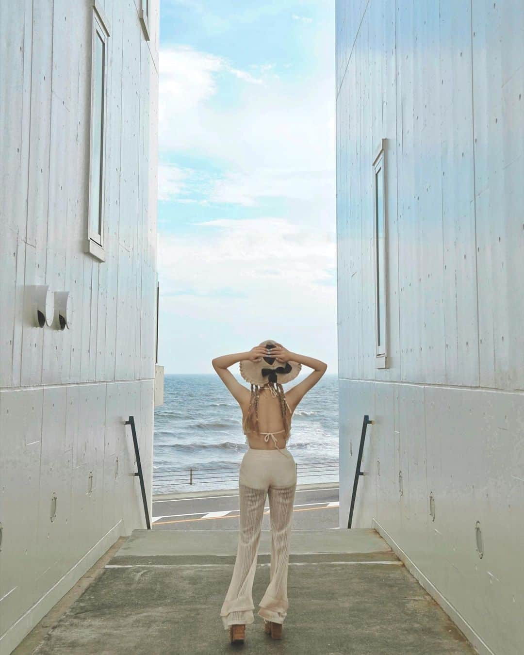 くまくまくまさんのインスタグラム写真 - (くまくまくまInstagram)「・ 湘南の海🌊  夏なら一回くらいは海に行きたいよね〜☀️⛱  #湘南ハッピー#七里ヶ浜#由比ヶ浜#由比ヶ浜ビーチ#由比ヶ浜海岸#海コーデ#海#鎌倉観光#鎌倉デート#インスタ映え#インスタ映えスポット#海が好き#リゾート#リゾートコーデ#海外ファッション#夏コーデ#夏服コーデ#ootdshare#お出かけスポット#お出かけコーデ#一眼レフのある生活#ミラーレスのある生活#カメラ越しの私の世界#夏休みの過ごし方#夏を楽しむ#夏を満喫#海の家#夕日が綺麗」8月18日 18時38分 - dango_kuma