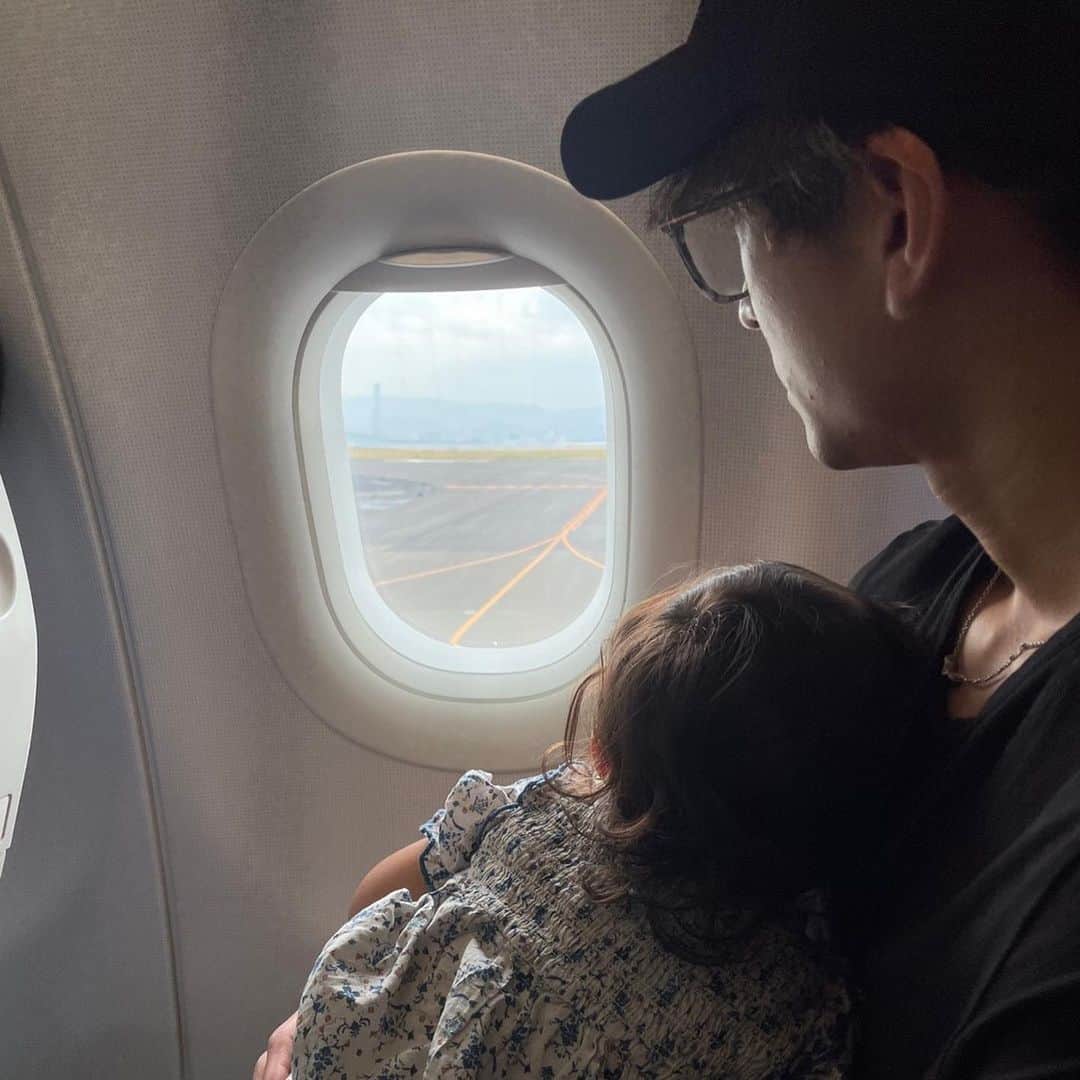 前田俊さんのインスタグラム写真 - (前田俊Instagram)「家族旅行で北海道へ行ってきました！ 娘の初飛行機✈️ 全然怖がってもなく静かにお利口さんでした🥹」8月18日 19時26分 - maeda__shun