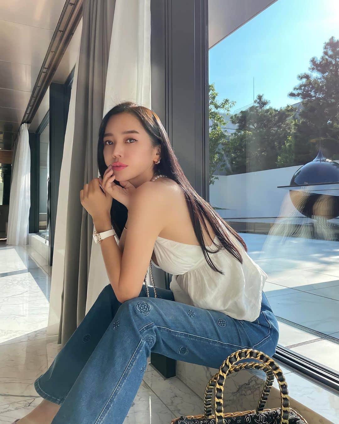 megbabyさんのインスタグラム写真 - (megbabyInstagram)「そろそろ届き始めたかな💭  今年の夏は本当に蒸し暑い🫠 ただでさえメイクドロドロの季節なのにマスク蒸れまで😶‍🌫️  でも🧡  私はグロウスキンパウダーでさらツヤ快適な夏を過ごしています👒✨  みんなからの嬉しい声も徐々に届き始めていて💌 毎日欠かさずチェックしてます🫣 丁寧に投稿やストーリーしてくれてありがとう🥹💗  コメントでも感想教えてくれたらうれしいな📝💕 私ほしがりでごめんなさい🥺  パウダーが大人気過ぎて今は売り切れ中です😭うれしい悲鳴😱💕  MEGOOD BEAUTISのみんなにはもちろん優先確保しているんですが、先に少量だけでも生産できないか工場に交渉中です🙇🏻‍♀️🔥  年内にはみんなにお届けできるように頑張っているので待っていてくださいね🥺✨  #わがままツヤパウダー」8月18日 19時53分 - _megbaby_