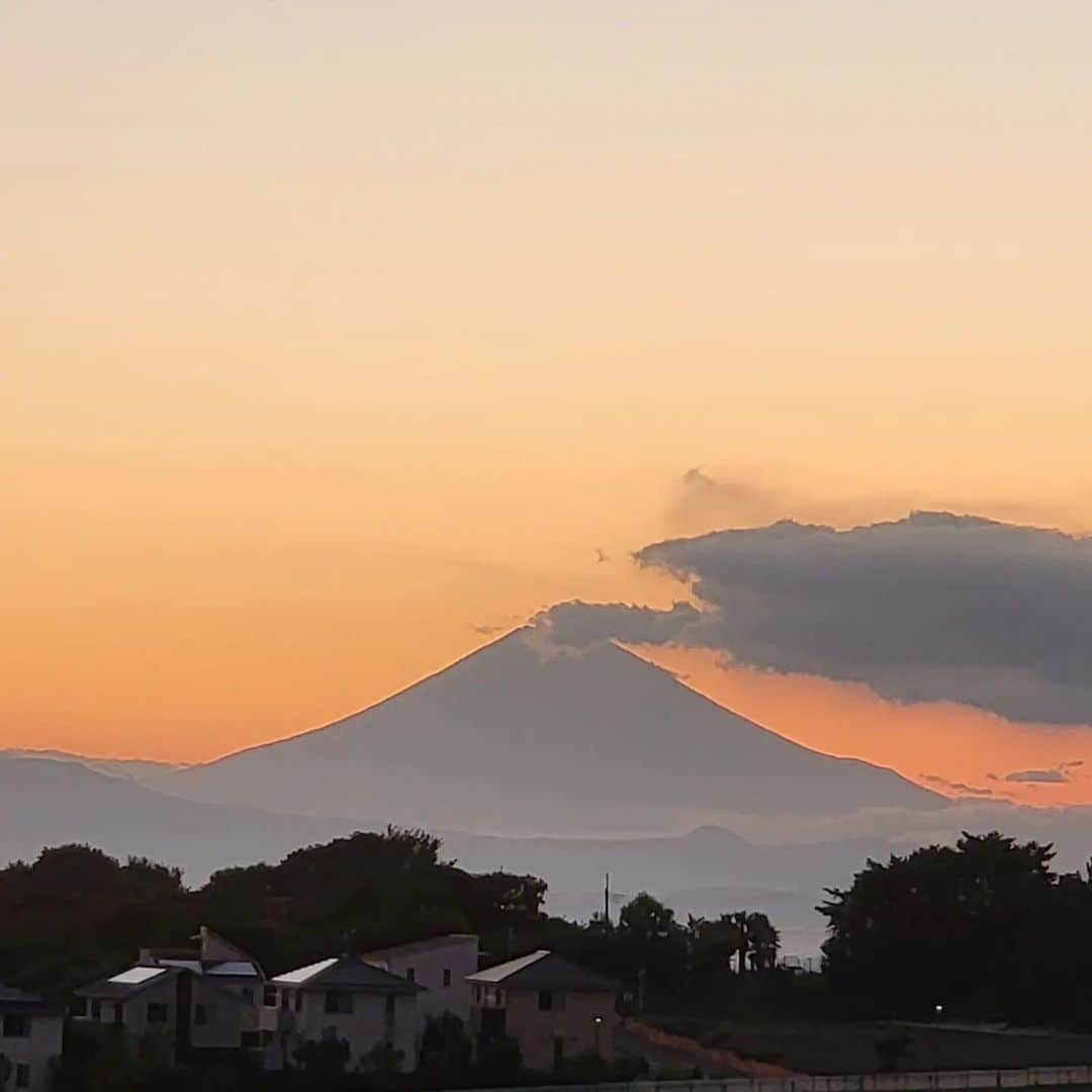 ピーターさんのインスタグラム写真 - (ピーターInstagram)「朝の土砂降りから、快晴☀️  夕焼けも富士山🗻も、綺麗でした。  お出掛けコーデは、夏の黒❤️  ミニスカーフで、小粋に❗  　　　　　　　　慎之介拝  #ピーター #池畑慎之介 #夏の黒 #土砂降り #快晴 #青空」8月18日 20時03分 - oziba1952