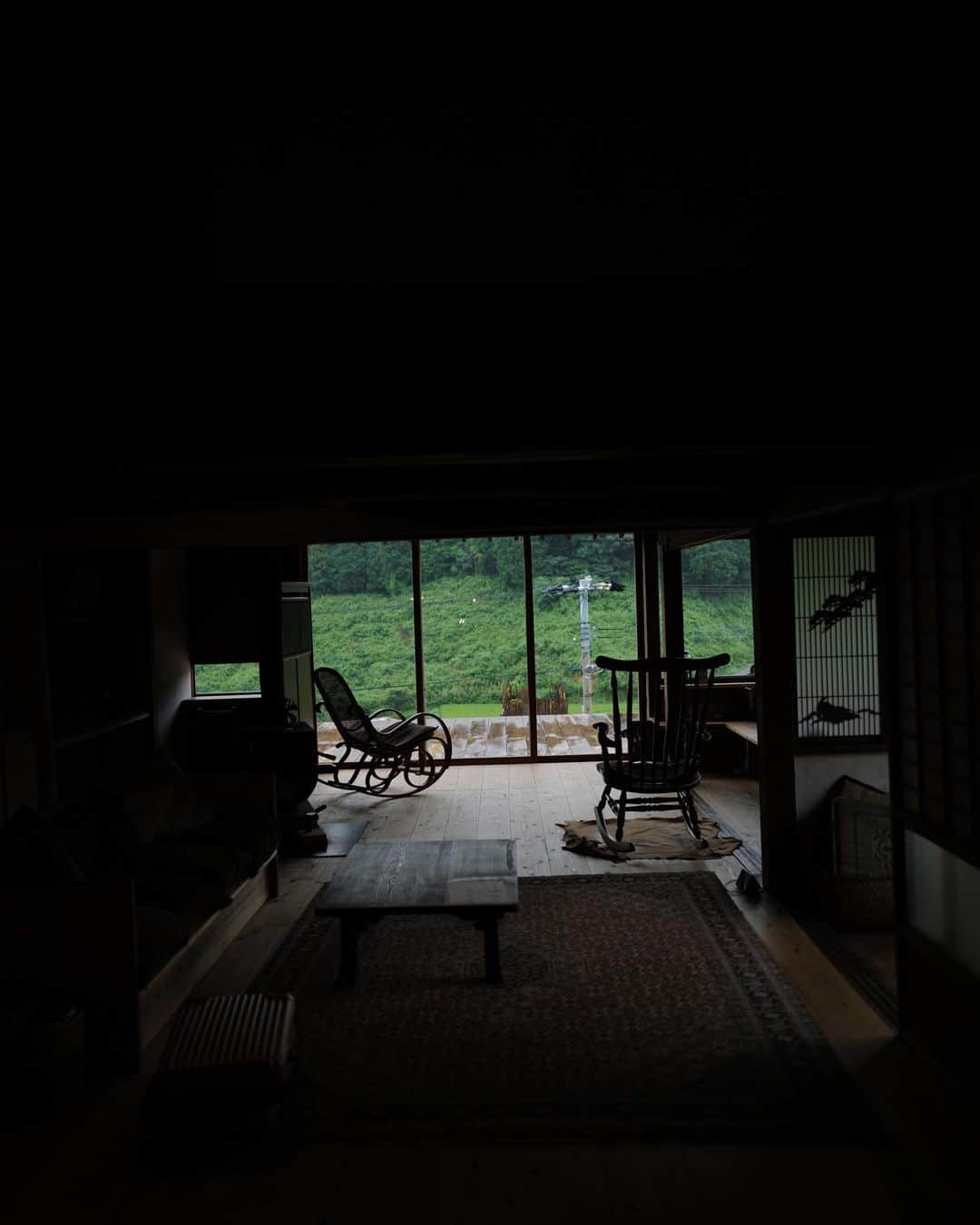 高山都さんのインスタグラム写真 - (高山都Instagram)「長崎での夏休み、2泊目は @hasamioniwa へお世話になりました。 ここは、古い家屋を2年かけてご夫婦でリノベーションされていて、センス良く親しみやすく温かみのある空間。 居間から、ホームシアターみたいに見える窓の外の棚田の美しさにとにかく感動します。 到着時は、雨が降っていたのだけど、緑が一層濃く深く色付いて見えて、ほんとうに美しかった。 夕も朝も、この眺めに虫や山羊の鳴き声だけで癒されました。 それに、ご飯の美味しいこと！🥹 ご自宅でもあり、#農泊 施設でもあるので、家族皆さんと一緒に夕飯朝食を食べるんです。 はじめましてで、食卓を囲むなんて、なかなか新鮮な経験なのだけど、これもすごく楽しかった。 地元で採れた野菜や魚、鹿や猪もいただきました。 いちばん興奮したのが、朝ごはん。 起きてすぐに、かまどでの火おこしから飯炊きを体験させてもらうのですが、炊き立てのピカピカ白米の美味しいこと！ シンプルに味わえるおかずや調味料のおかげで、またお米が際立つのです。 ごはんに、削りたての鰹節、醤油麹、生卵、最高だったなぁ。 翌日、縁側でぼんやり見ながら、晴れてキラキラしていく棚田の眺めの美しさも素晴らしかった。 昨日は、夫と三吉🐬と3人で泊まって、布団敷いたり、お風呂や歯磨き順番決めたり、合宿みたいなのも楽しかったー！！」8月18日 20時16分 - miyare38