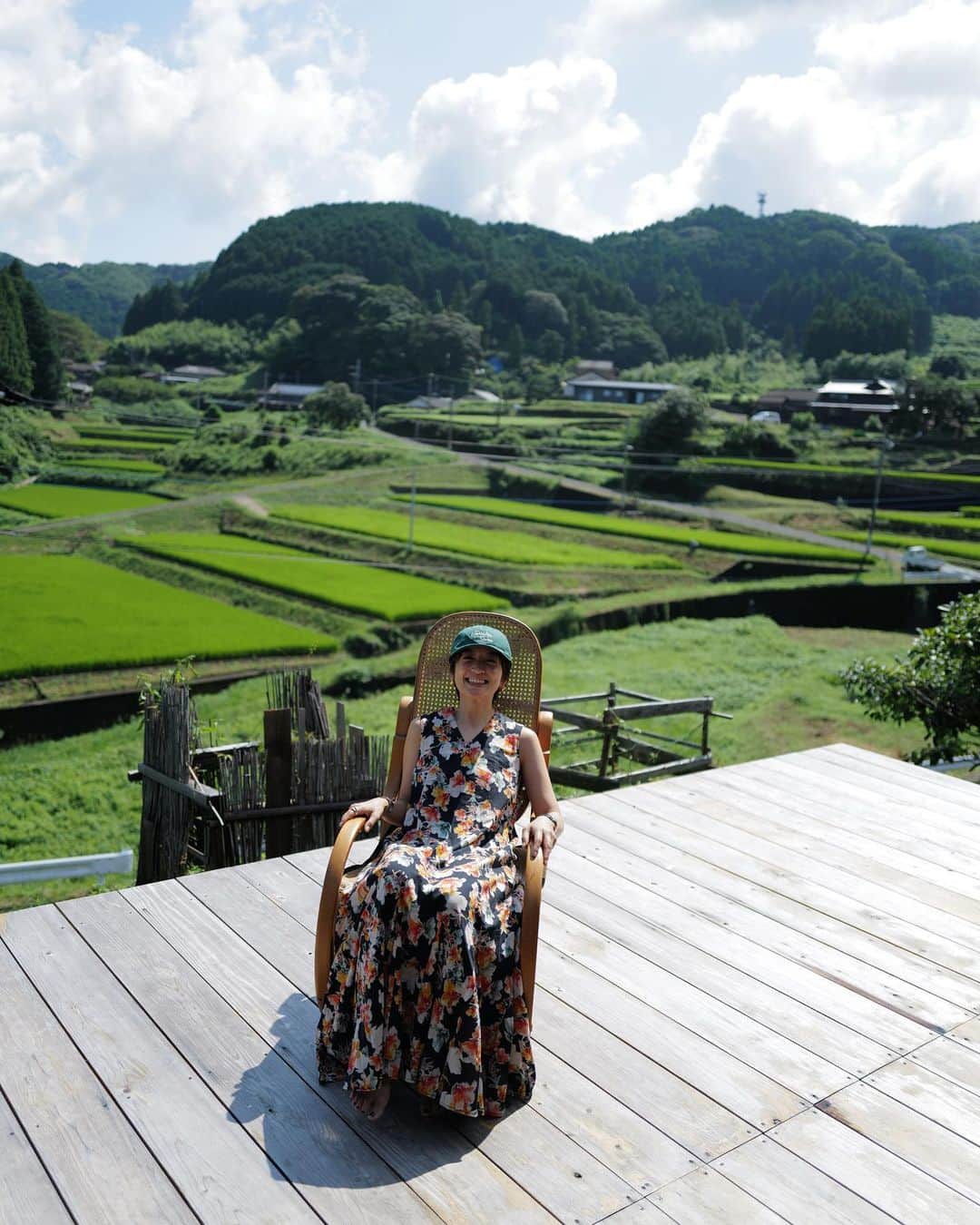 高山都さんのインスタグラム写真 - (高山都Instagram)「長崎での夏休み、2泊目は @hasamioniwa へお世話になりました。 ここは、古い家屋を2年かけてご夫婦でリノベーションされていて、センス良く親しみやすく温かみのある空間。 居間から、ホームシアターみたいに見える窓の外の棚田の美しさにとにかく感動します。 到着時は、雨が降っていたのだけど、緑が一層濃く深く色付いて見えて、ほんとうに美しかった。 夕も朝も、この眺めに虫や山羊の鳴き声だけで癒されました。 それに、ご飯の美味しいこと！🥹 ご自宅でもあり、#農泊 施設でもあるので、家族皆さんと一緒に夕飯朝食を食べるんです。 はじめましてで、食卓を囲むなんて、なかなか新鮮な経験なのだけど、これもすごく楽しかった。 地元で採れた野菜や魚、鹿や猪もいただきました。 いちばん興奮したのが、朝ごはん。 起きてすぐに、かまどでの火おこしから飯炊きを体験させてもらうのですが、炊き立てのピカピカ白米の美味しいこと！ シンプルに味わえるおかずや調味料のおかげで、またお米が際立つのです。 ごはんに、削りたての鰹節、醤油麹、生卵、最高だったなぁ。 翌日、縁側でぼんやり見ながら、晴れてキラキラしていく棚田の眺めの美しさも素晴らしかった。 昨日は、夫と三吉🐬と3人で泊まって、布団敷いたり、お風呂や歯磨き順番決めたり、合宿みたいなのも楽しかったー！！」8月18日 20時16分 - miyare38
