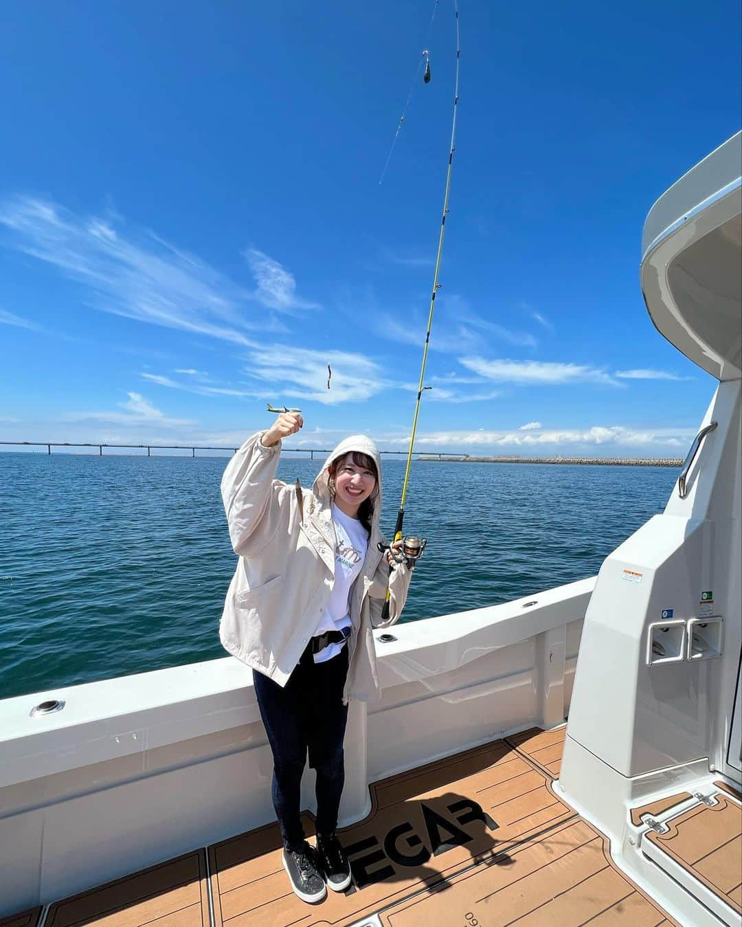 沢井里奈さんのインスタグラム写真 - (沢井里奈Instagram)「⠀ ⠀ 先日、飛島マリンさんから クルージング🛥🫧  そして人生で初めてキス釣りをしました‪🎣‬✨ 予想以上に沢山釣る事ができて 嬉しかった、、🥹💕💕  二匹一気に釣れたり、大きものが釣れたり、 楽しくて夢中になって釣ってました🤣🤣🤣  天ぷらで食べました！！ 美味しすぎて感動だた☺️❤️ (一尾自分で捌きました。笑) ⠀ ⠀ #飛島マリン #キス釣り #二級小型船舶操縦士」8月18日 20時43分 - sawairina