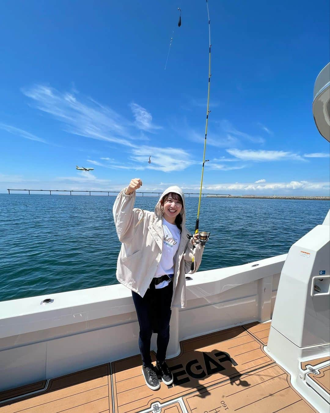 沢井里奈さんのインスタグラム写真 - (沢井里奈Instagram)「⠀ ⠀ 先日、飛島マリンさんから クルージング🛥🫧  そして人生で初めてキス釣りをしました‪🎣‬✨ 予想以上に沢山釣る事ができて 嬉しかった、、🥹💕💕  二匹一気に釣れたり、大きものが釣れたり、 楽しくて夢中になって釣ってました🤣🤣🤣  天ぷらで食べました！！ 美味しすぎて感動だた☺️❤️ (一尾自分で捌きました。笑) ⠀ ⠀ #飛島マリン #キス釣り #二級小型船舶操縦士」8月18日 20時43分 - sawairina