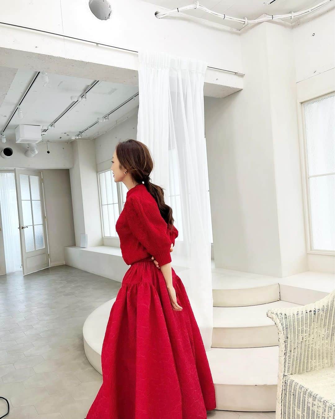 神崎恵さんのインスタグラム写真 - (神崎恵Instagram)「・ 今日は私服での撮影がありました。 変わらず好きな全身赤。 赤のマットリップを塗ったら、目元はささっとマスカラを塗るくらい。 眉も淡めに仕上げて完成。 秋冬は、ファッションの展示会でも新作コスメでも赤とか、ピンクとかパープルが溢れています。 🍎🍒🍉👹👺 赤のマットリップ。 ディオールやNARS、Burberry、ドルガバと選び続けている名品REDの中から、今日はゲラン　ルージュ ジェ ラグジュリアス ヴェルヴェットを使いました。 深くドラマティックな発色がとても美しいリップです。  昨晩のライブのリップはボビーブラウン、 アイメイクはルナソルでした。」8月18日 21時03分 - megumi_kanzaki